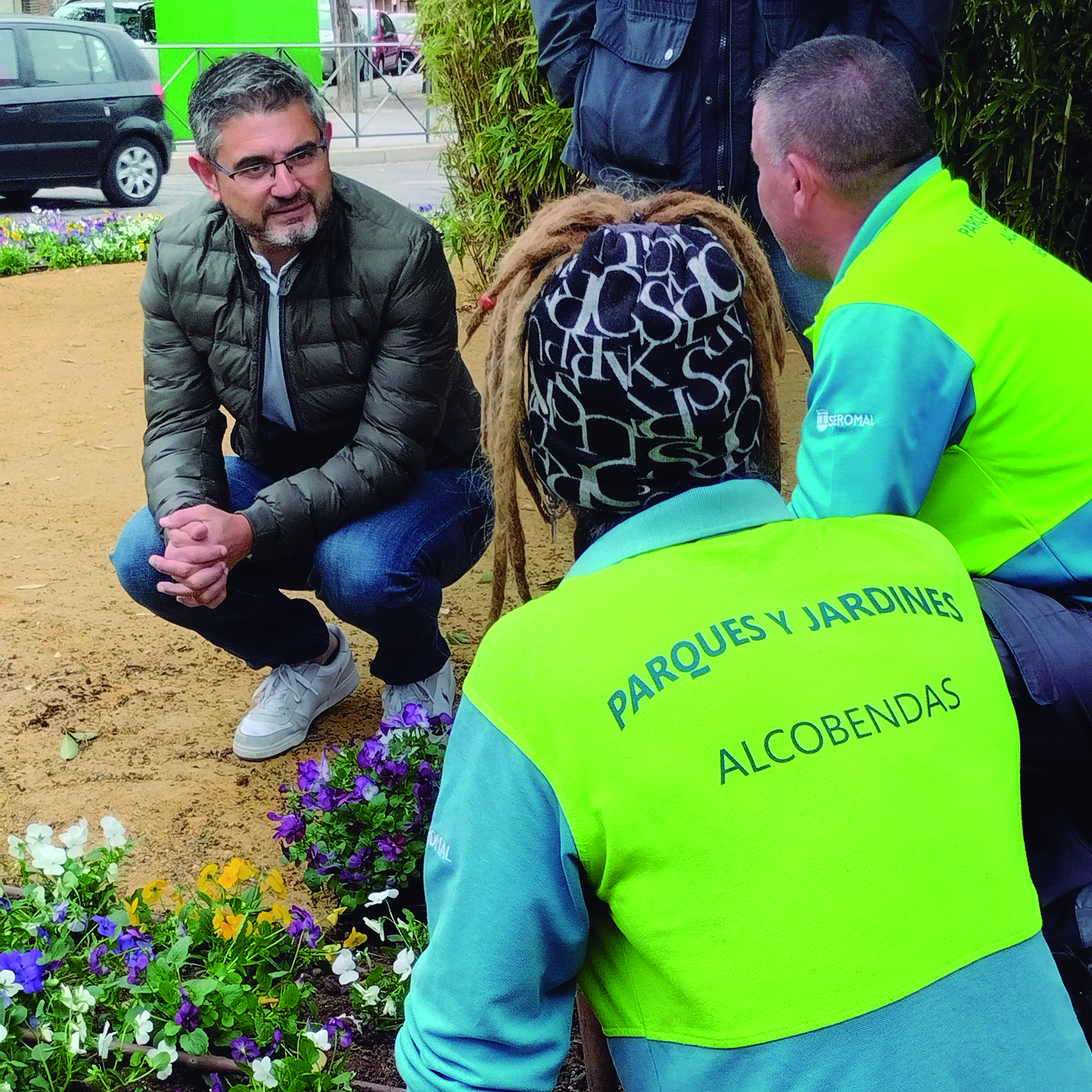 El vice alcalde visitando los parques