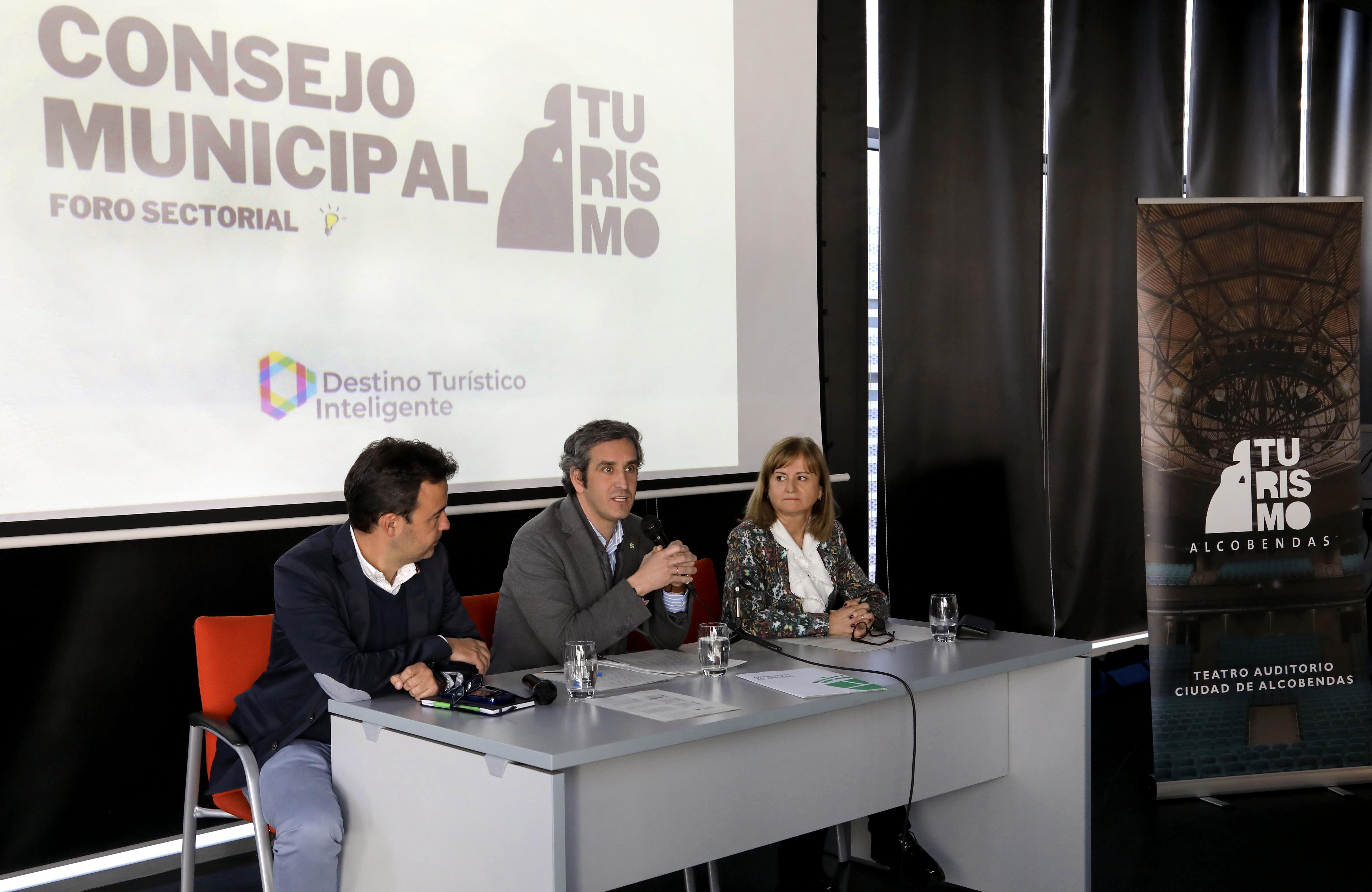 Consejo Municipal Turismo - Imagen de la mesa presidencial, vemos al alcalde Aitor Retolaza, al concejal Roberto Fraile Herrera y Nieves Cuesta, Directora General de Desarrollo Económico del Ayuntamiento de Alcobendas.