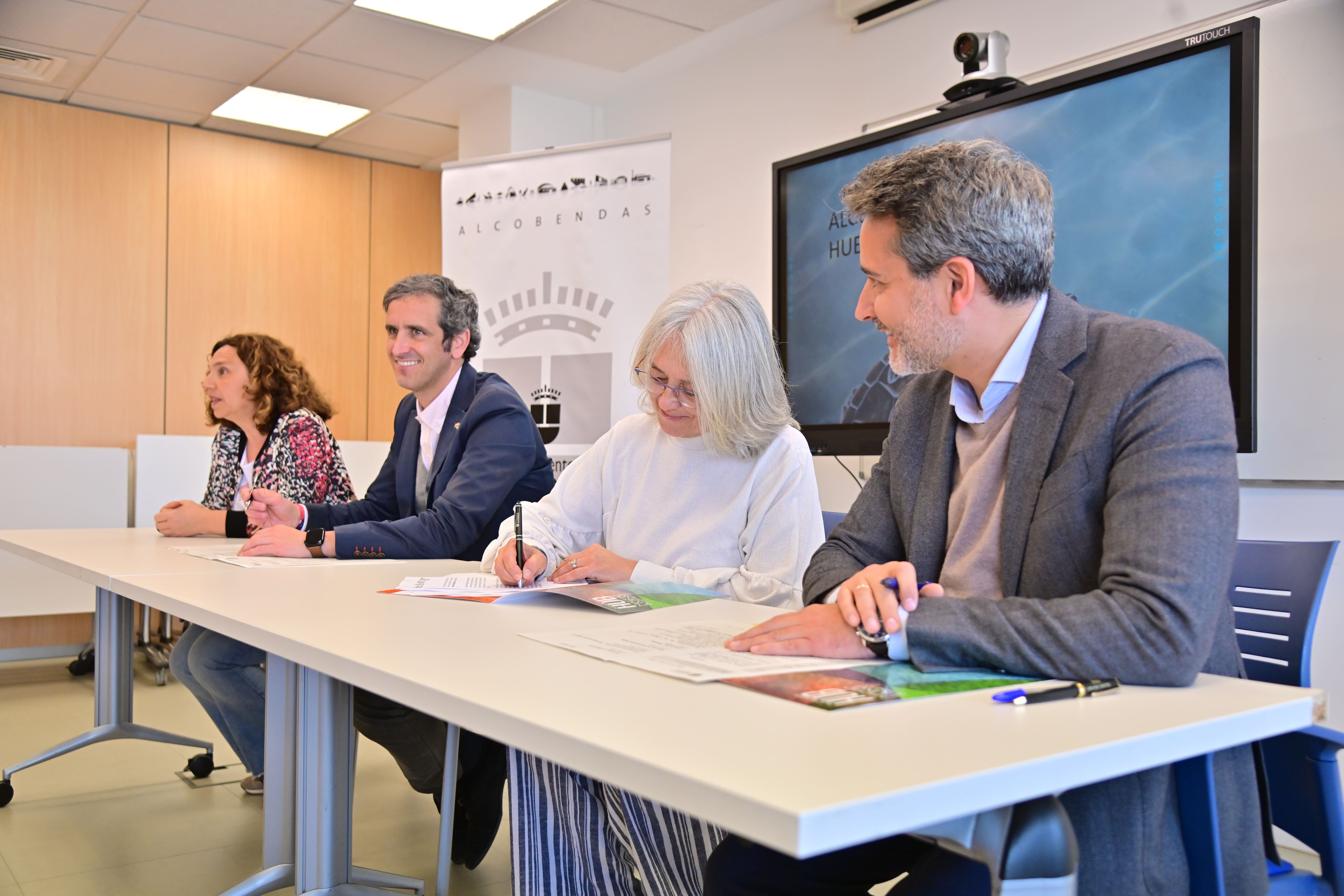 Acto de firma del Pacto Huella Cero por parte de 9 centros educativos de Alcobendas
