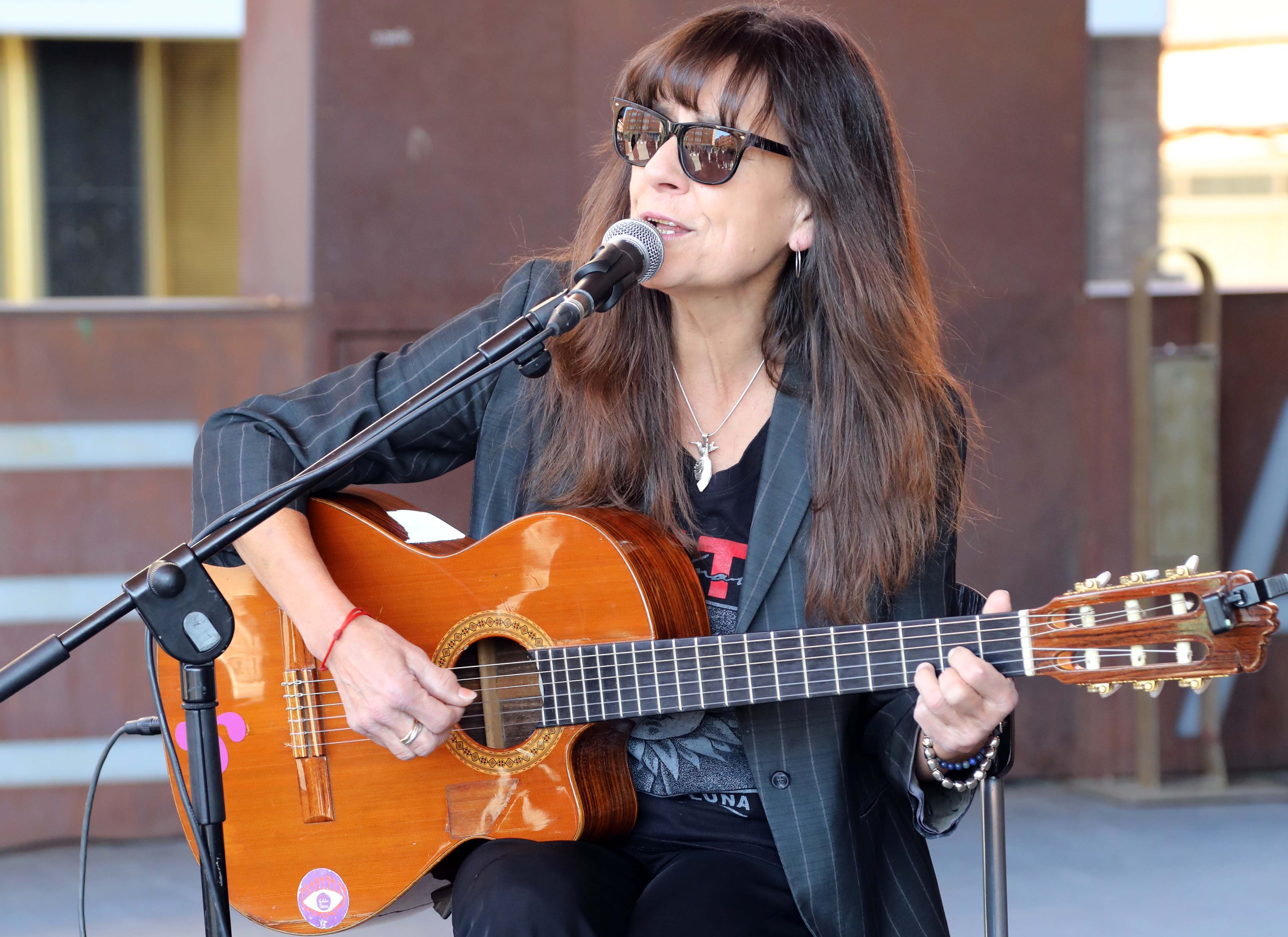 La cantante, Cristina Nerea, en el homenaje a Luis Eduardo Aute