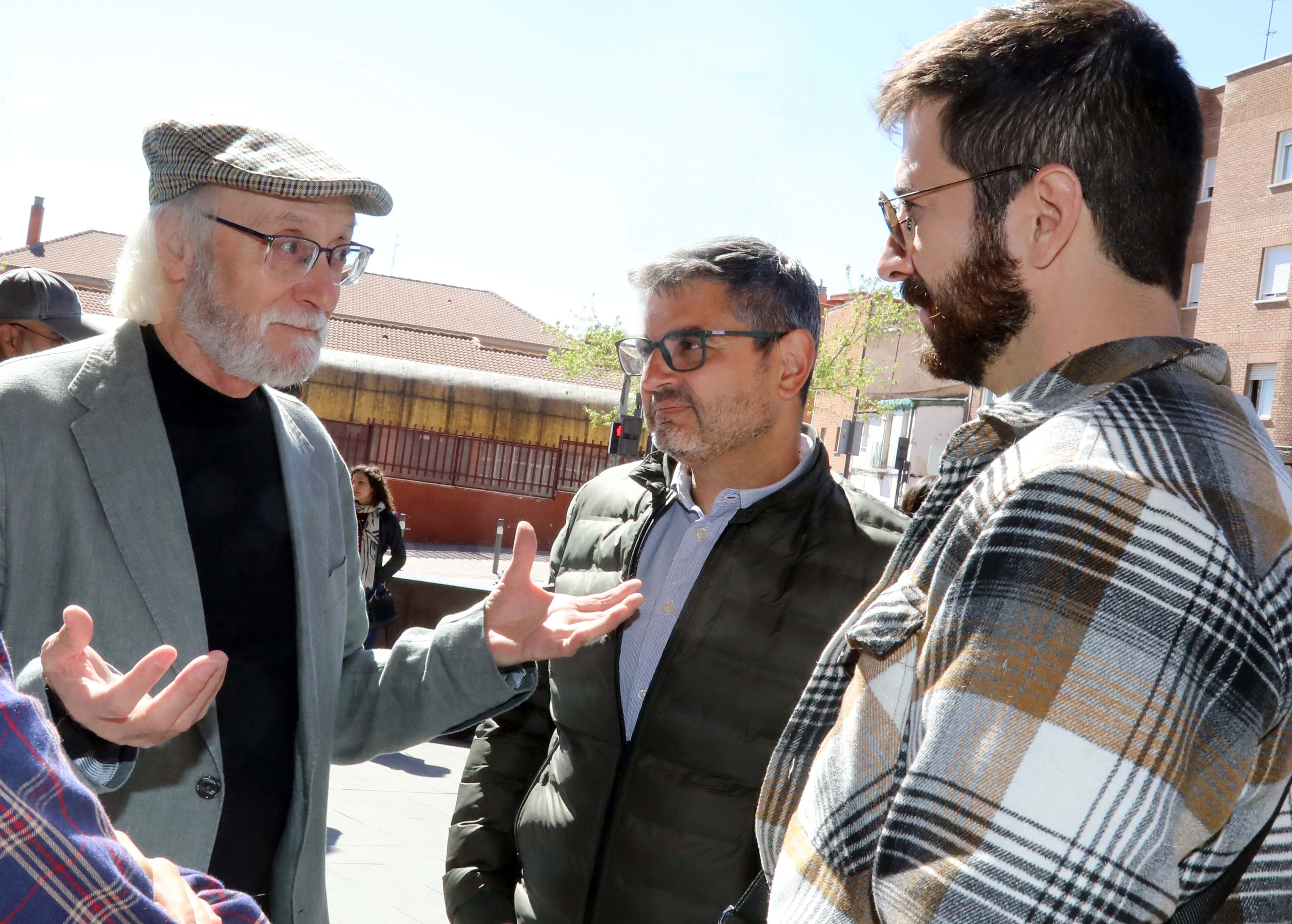 El vicealcalde, Rafa Sanchez charlando con el hijo de Luis Eduardo Aute, Miguel