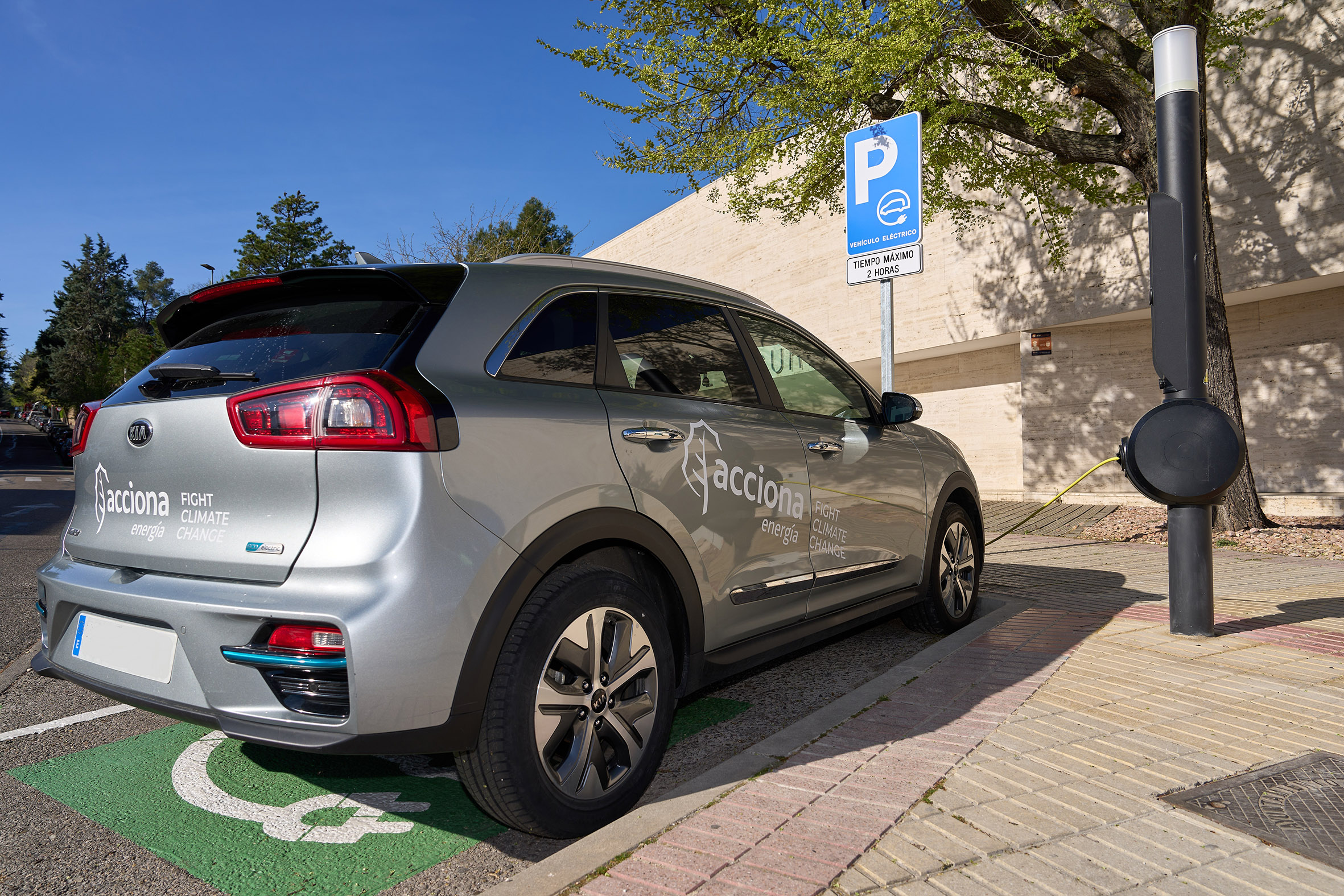 Nuevo punto de recarga de coches eléctricos delante del C. C. Anabel Segura