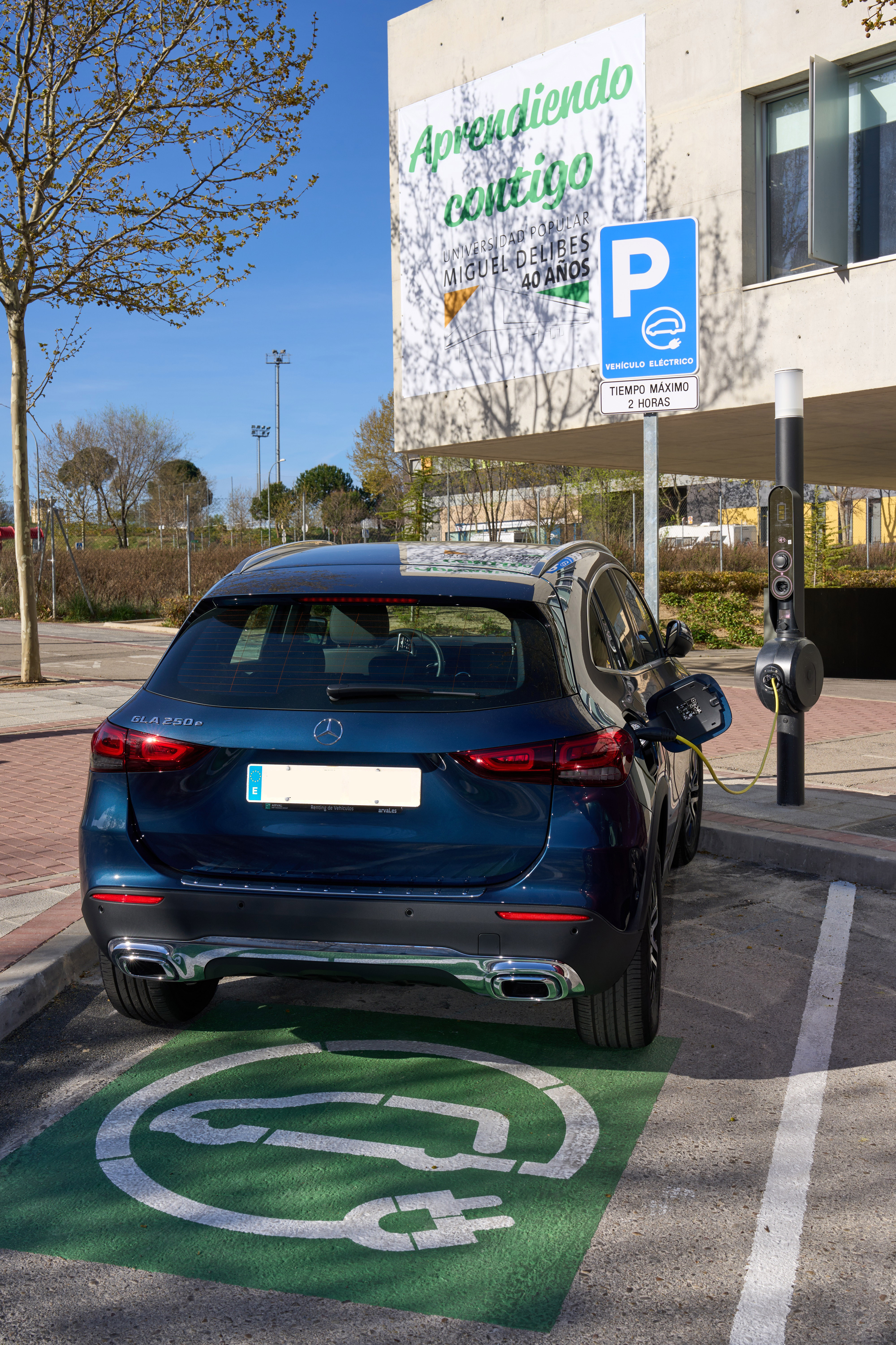 Nuevo punto de recarga de coches eléctricos junto al Espacio Miguel Dellibes