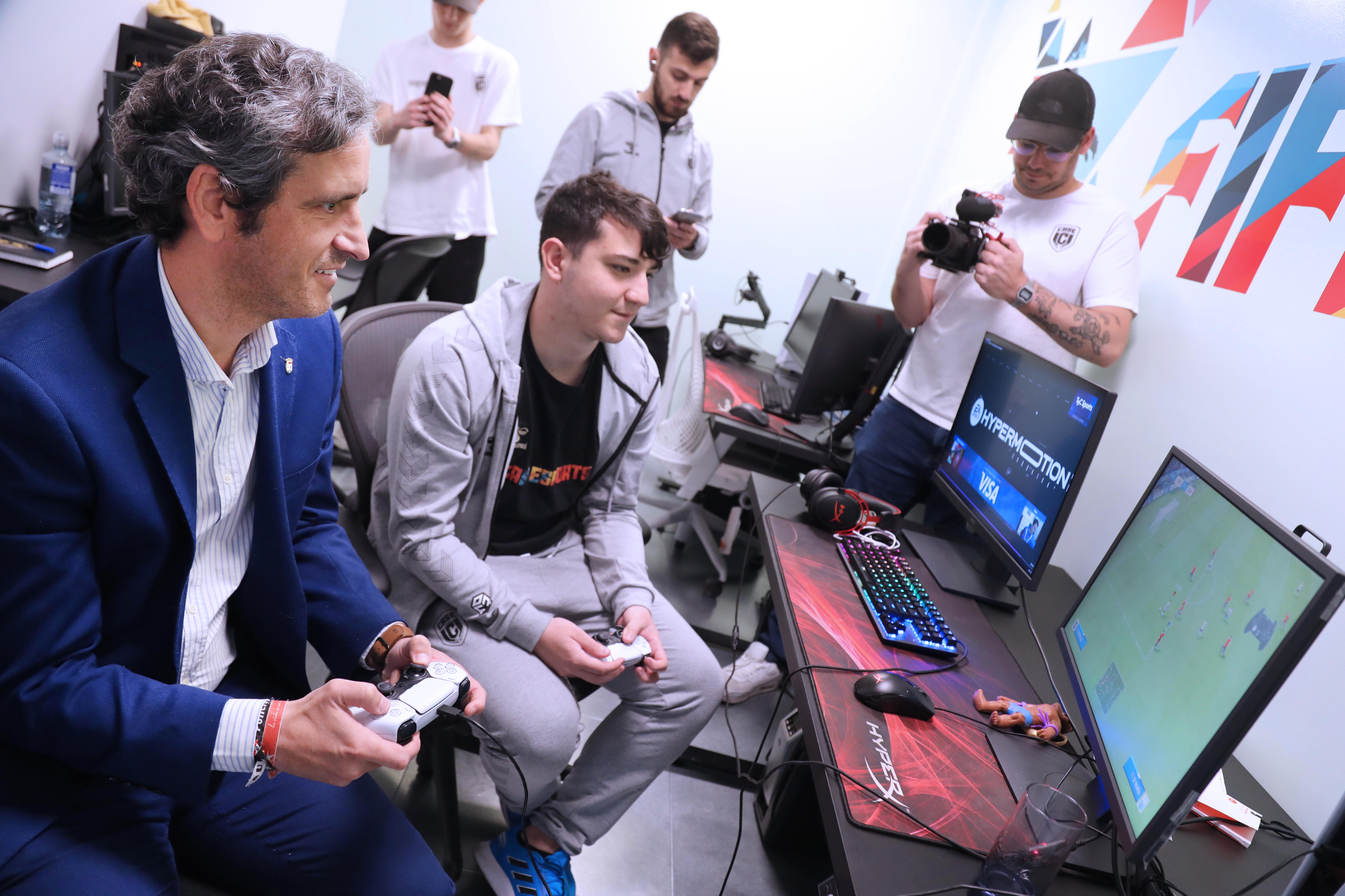 El alcalde, Aitor Retolaza, durante la visita a las instalaciones del club Case Esports