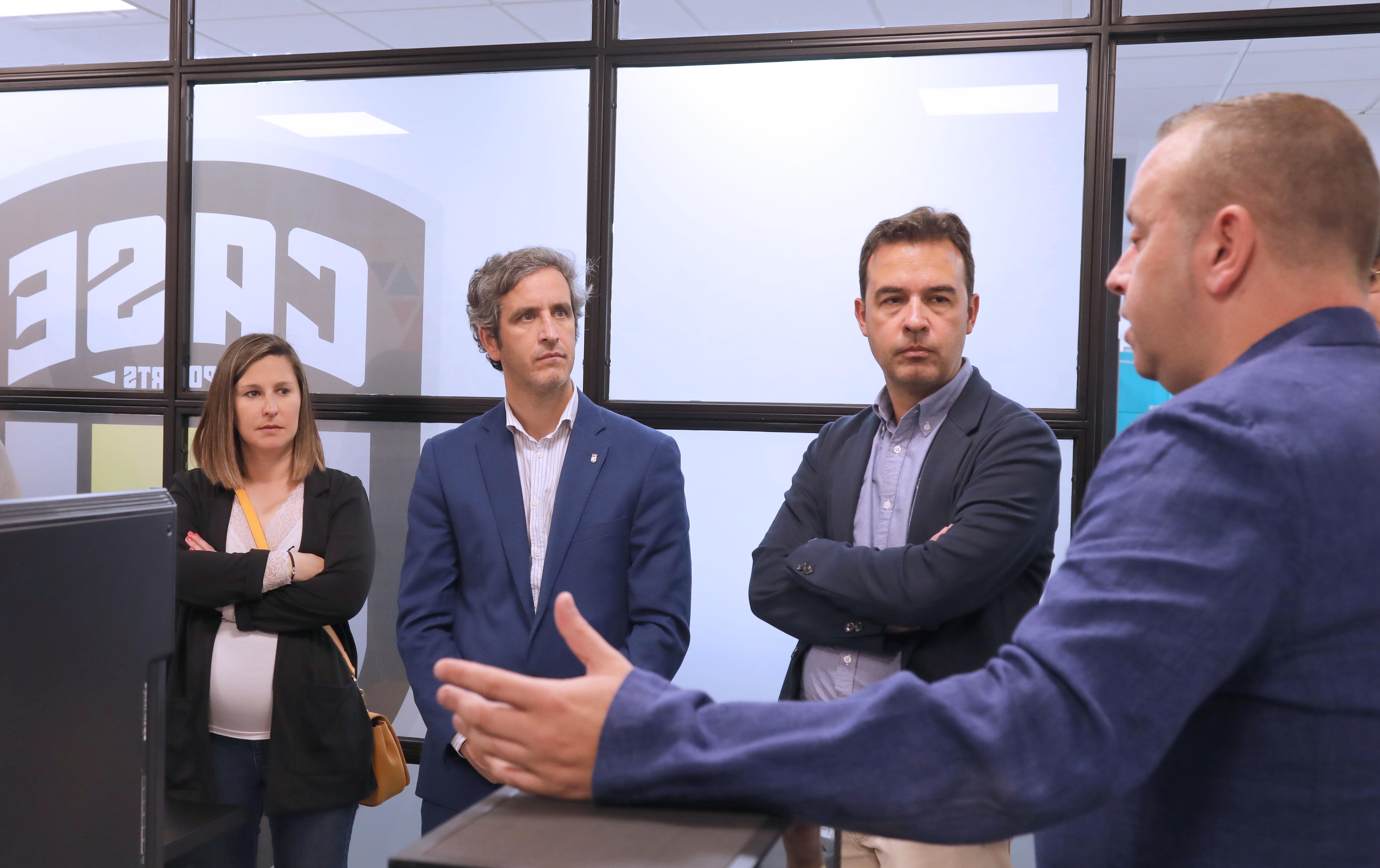 El alcalde, la concejal de deportes y el concejal de desarrollo económico, junto al director general del club Case Esports