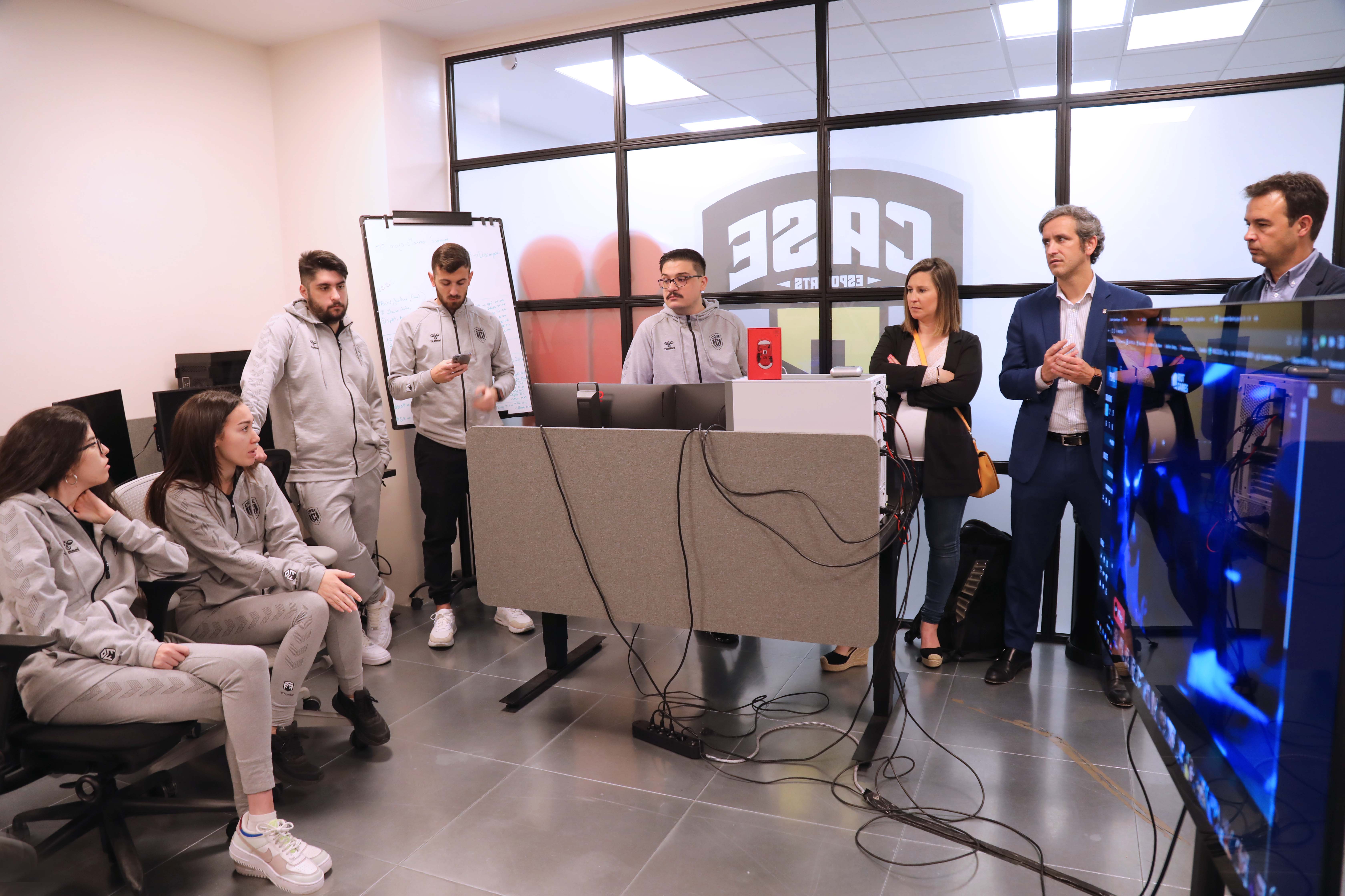 El alcalde, la concejala de deportes y el concejal de desarrollo económico durante la visita a las instalaciones del club Case Esports