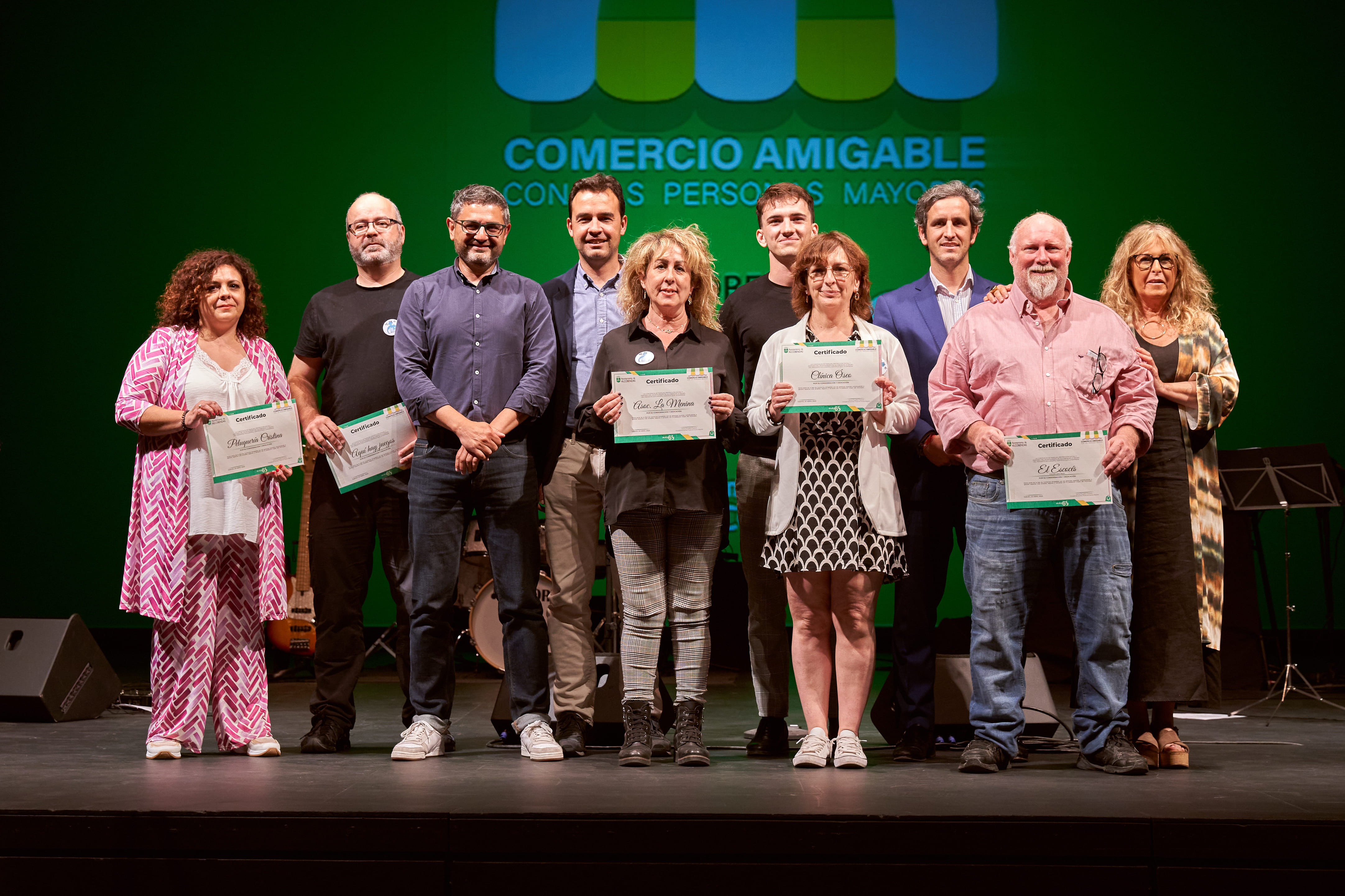 Representantes de la Asociación de Comerciantes La Menina y varios comercios por su participación en el programa "Comercio amigable para las personas mayores"