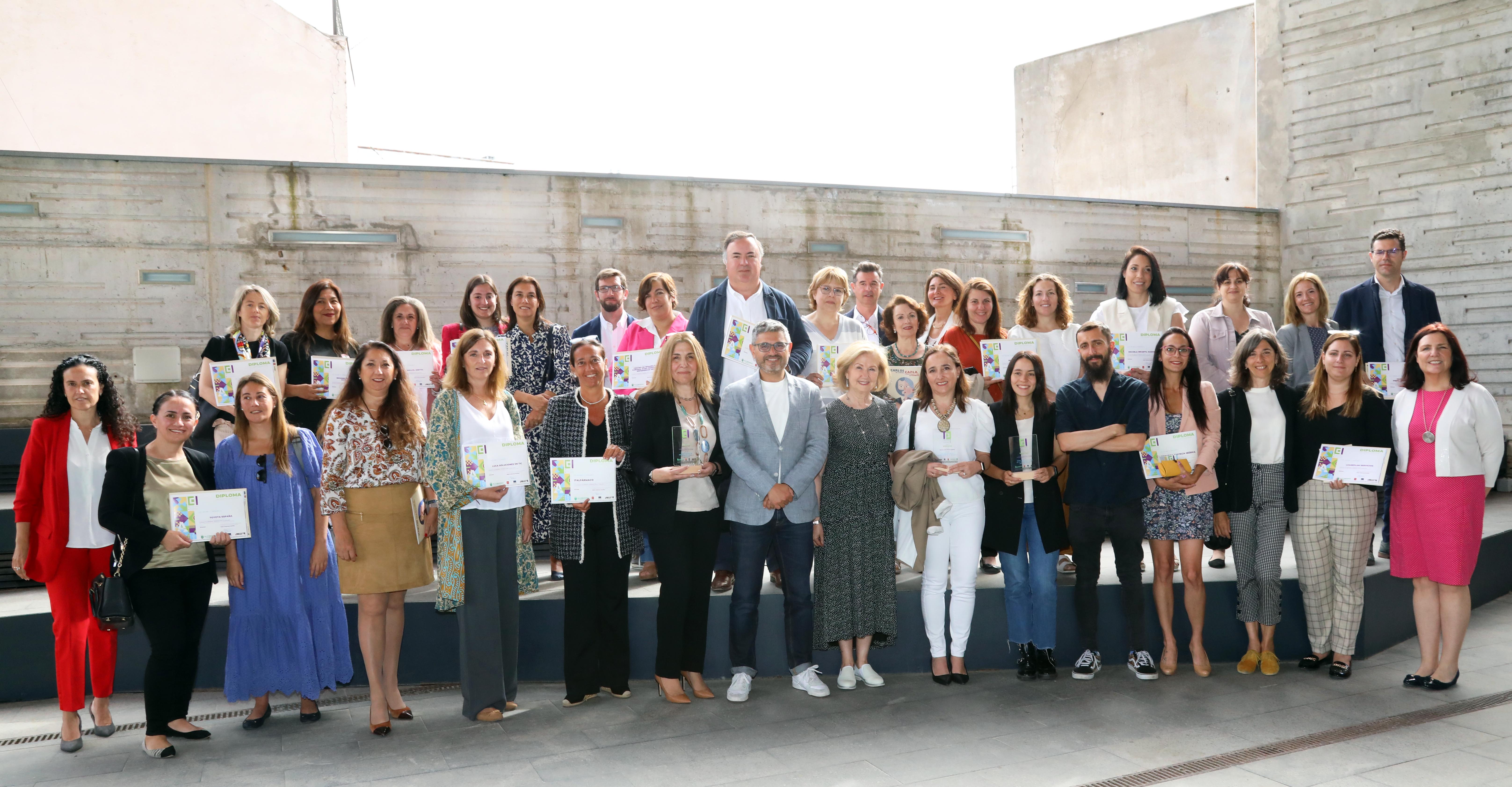 El vicealcalde, Rafa Sánchez Acera y la concejala de Promoción de la Igualdad, Ofelia Culebradas, junto a las empresas participantes del I Certamen Empresas por la Igualdad