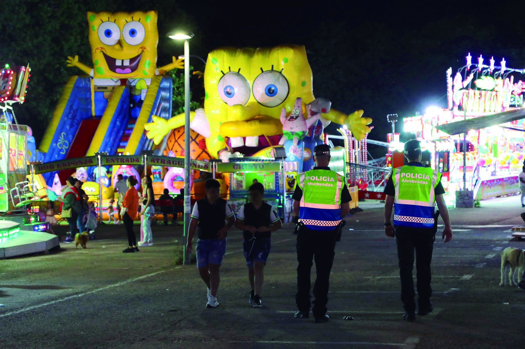 Policías vigilando el Recinto Ferial en las Fiestas de San Isidro de Alcobendas