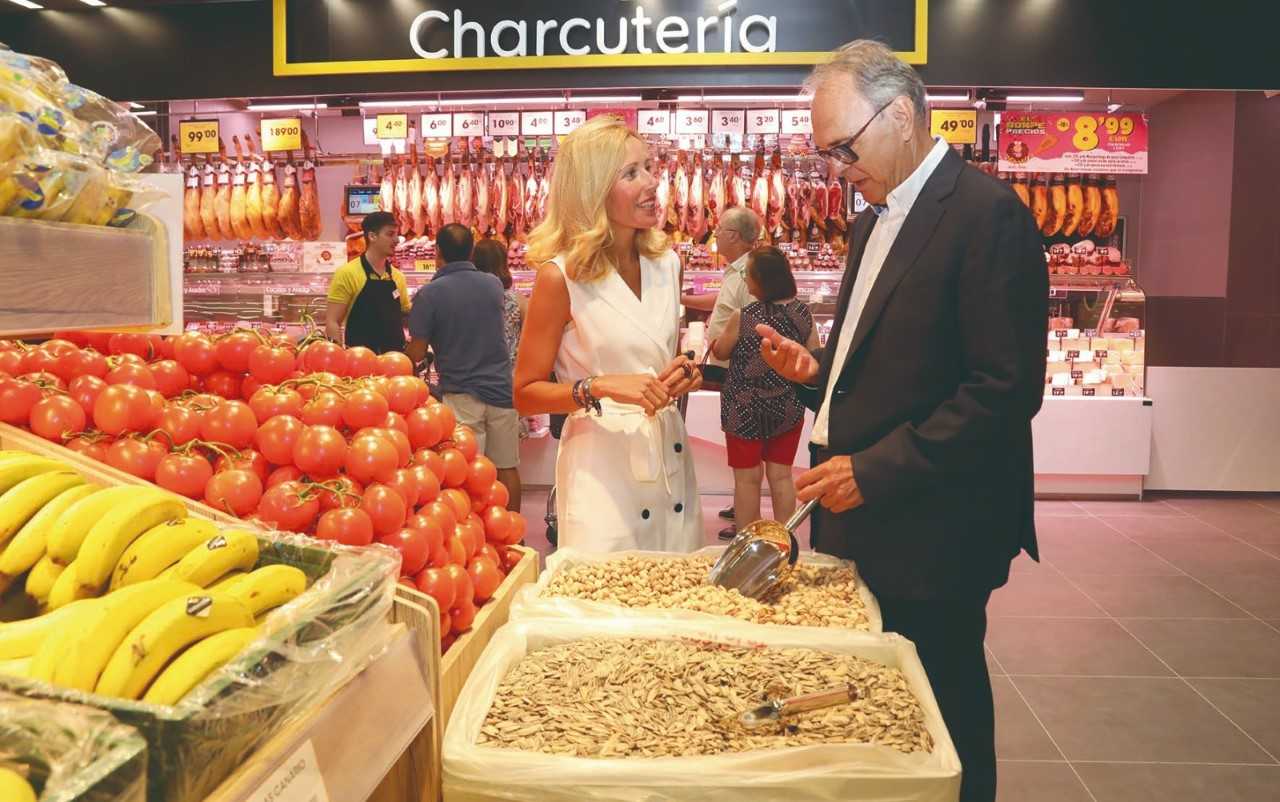 La alcaldesa, Rocío García Alcántara, en la inauguración de al tienda AhorraMas