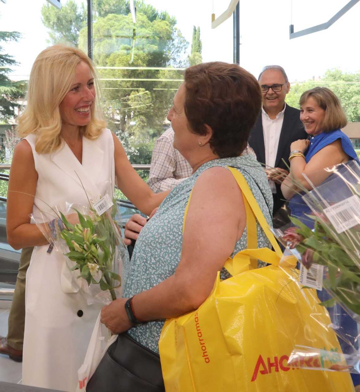 La alcaldesa, Rocío García Alcántara, en la inauguración de al tienda AhorraMas