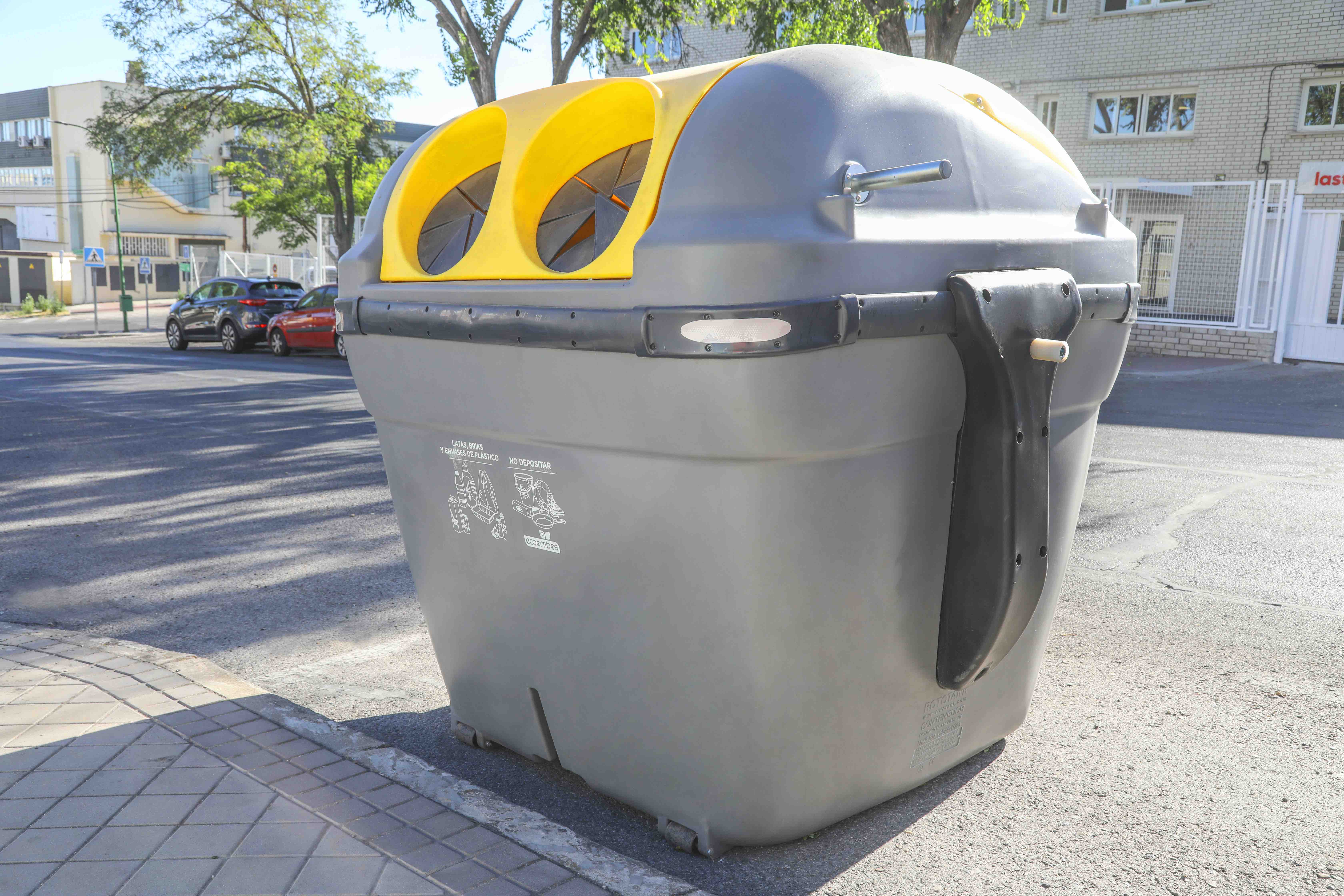 En la calle de La Granja se han instalado hasta cuatro contenedores de envases