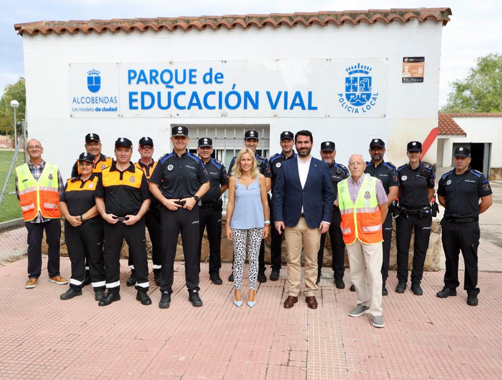 En la visita la alcaldesa también ha saludado a voluntarios de Protección Civil y mayores que vigilan las entradas y salidas del cole