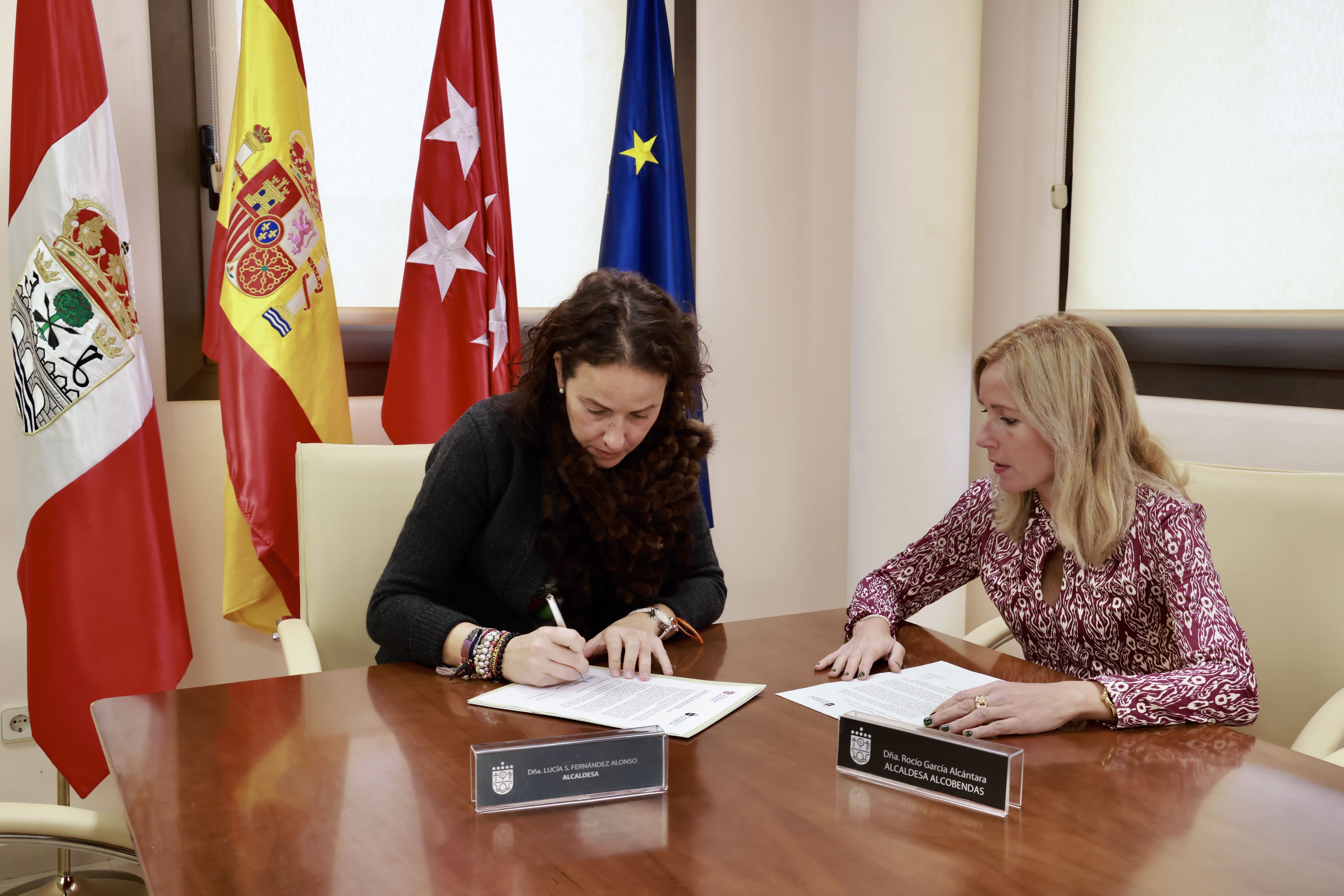 La alcaldesa de San Sebastián de los Reyes firmando la carta dirigida a la ministra de Transportes