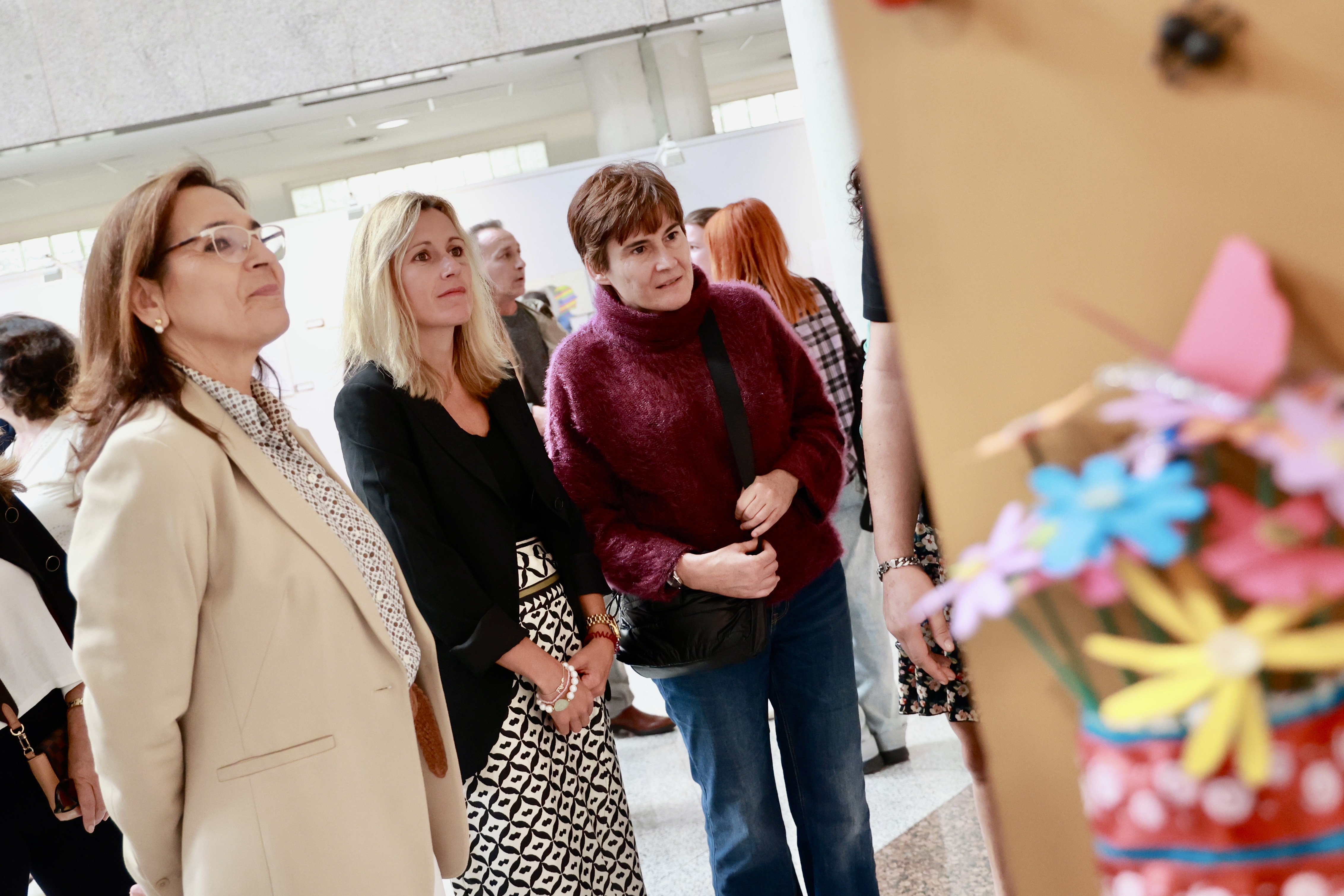 Exposición por el Día de la salud mental alcaldesa y concejal de Bienestar Social
