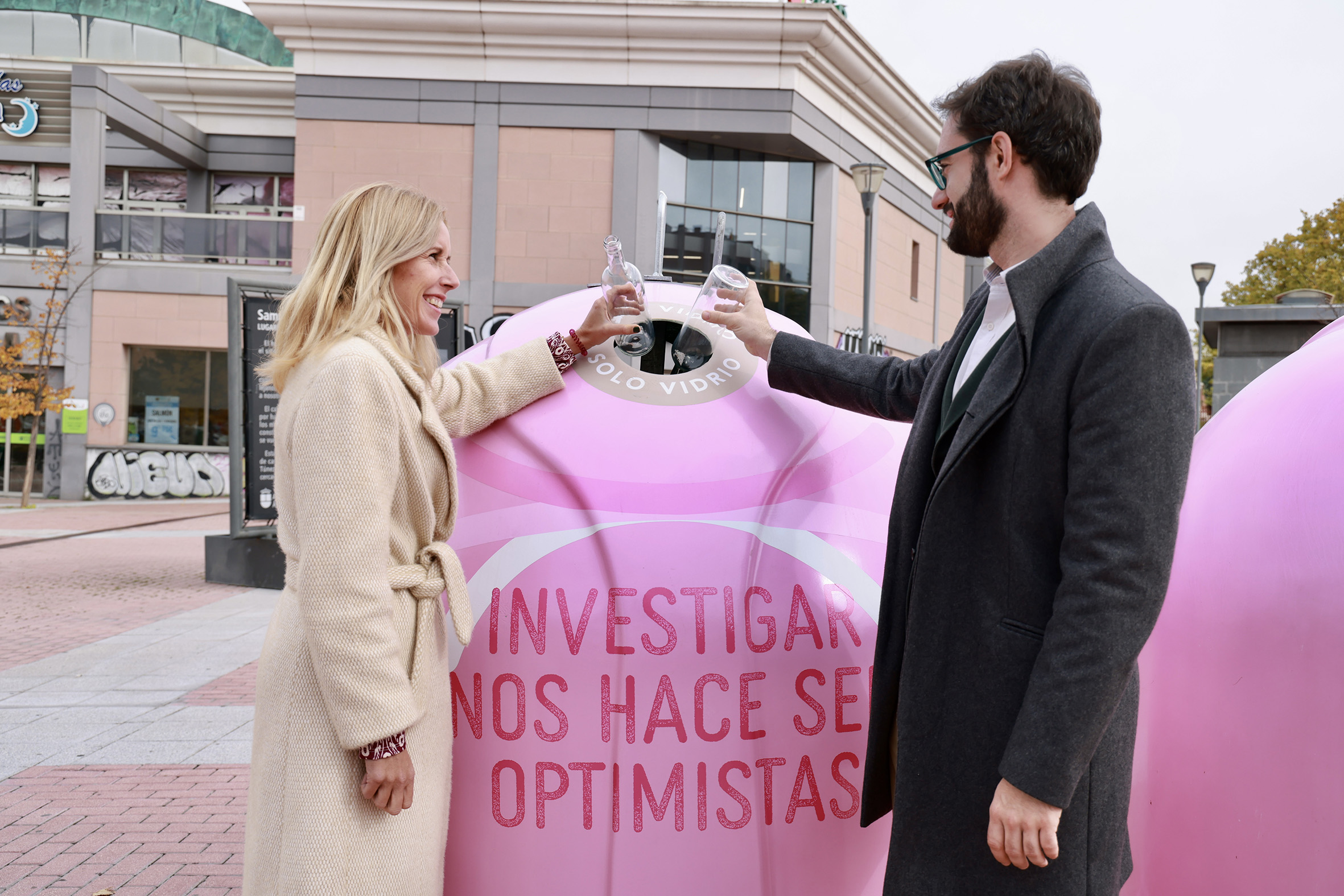 La alcaldesa, Rocío García Alcántara y el concejal de M. Ambiente, Jesús Montero, en la presentación de la campaña "Recicla vidrio por ellas"