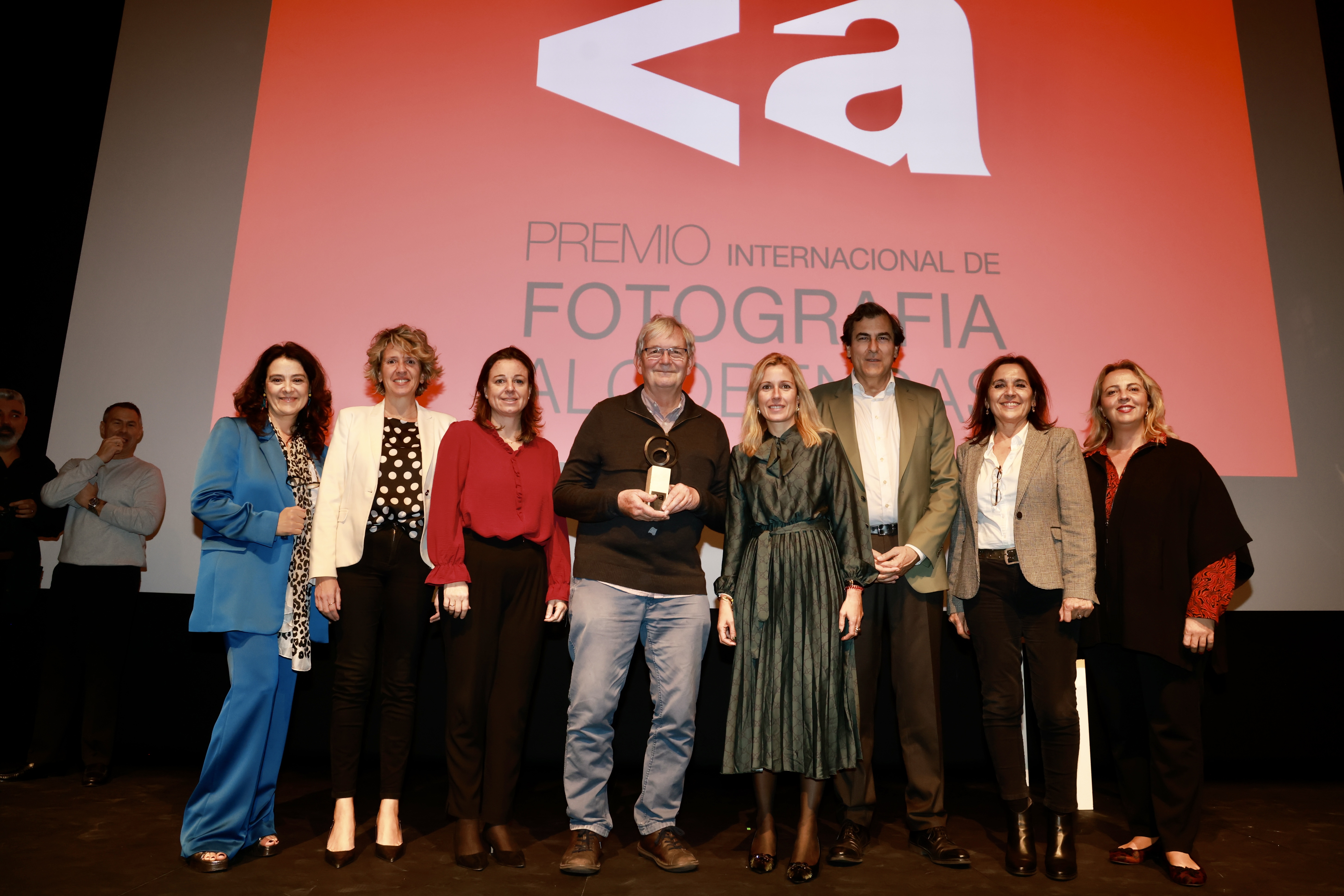 Martin Parr, entrega premio, posado con concejales