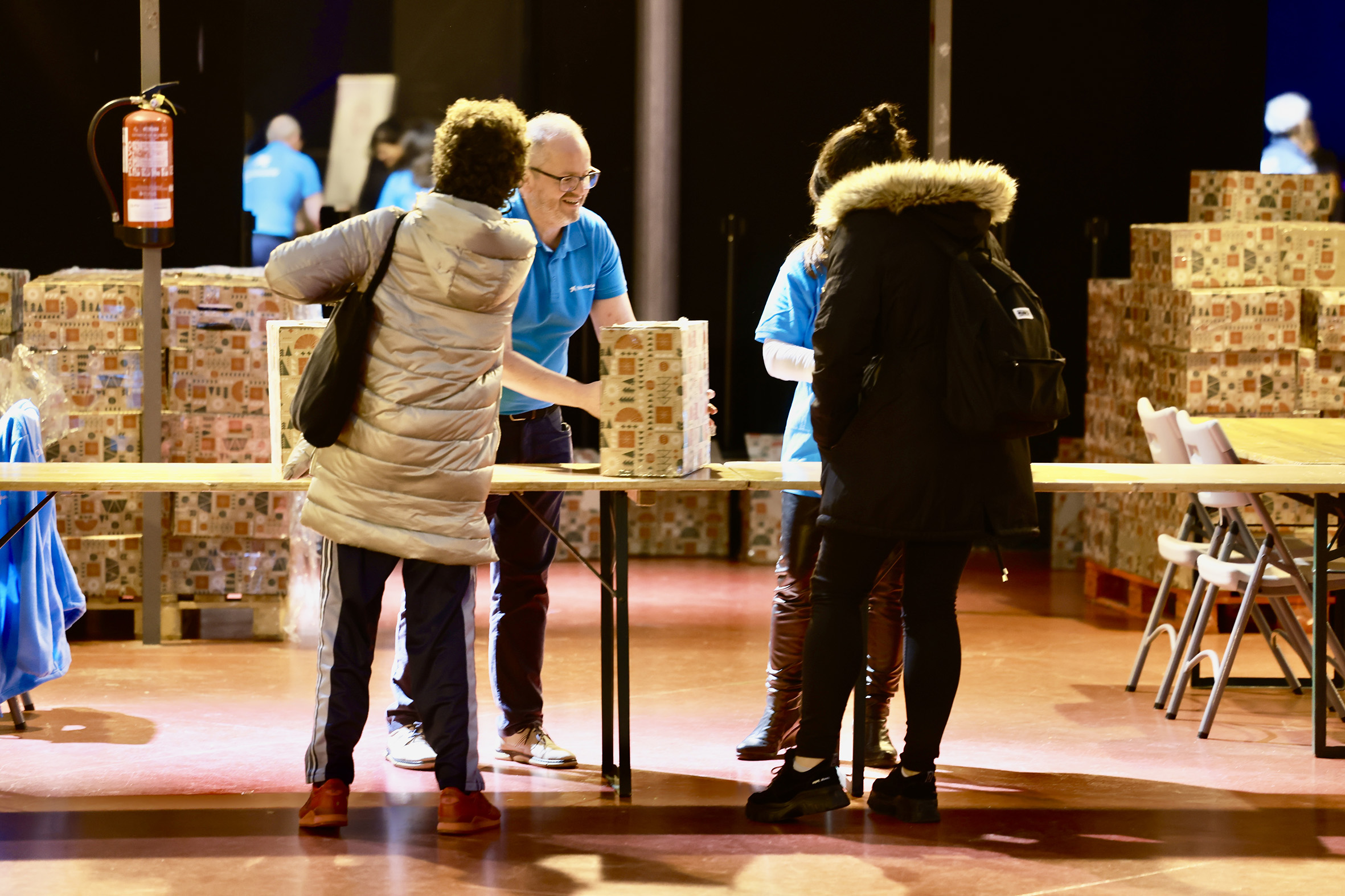 Las familias numerosas recibieron dos cajas con alimentos