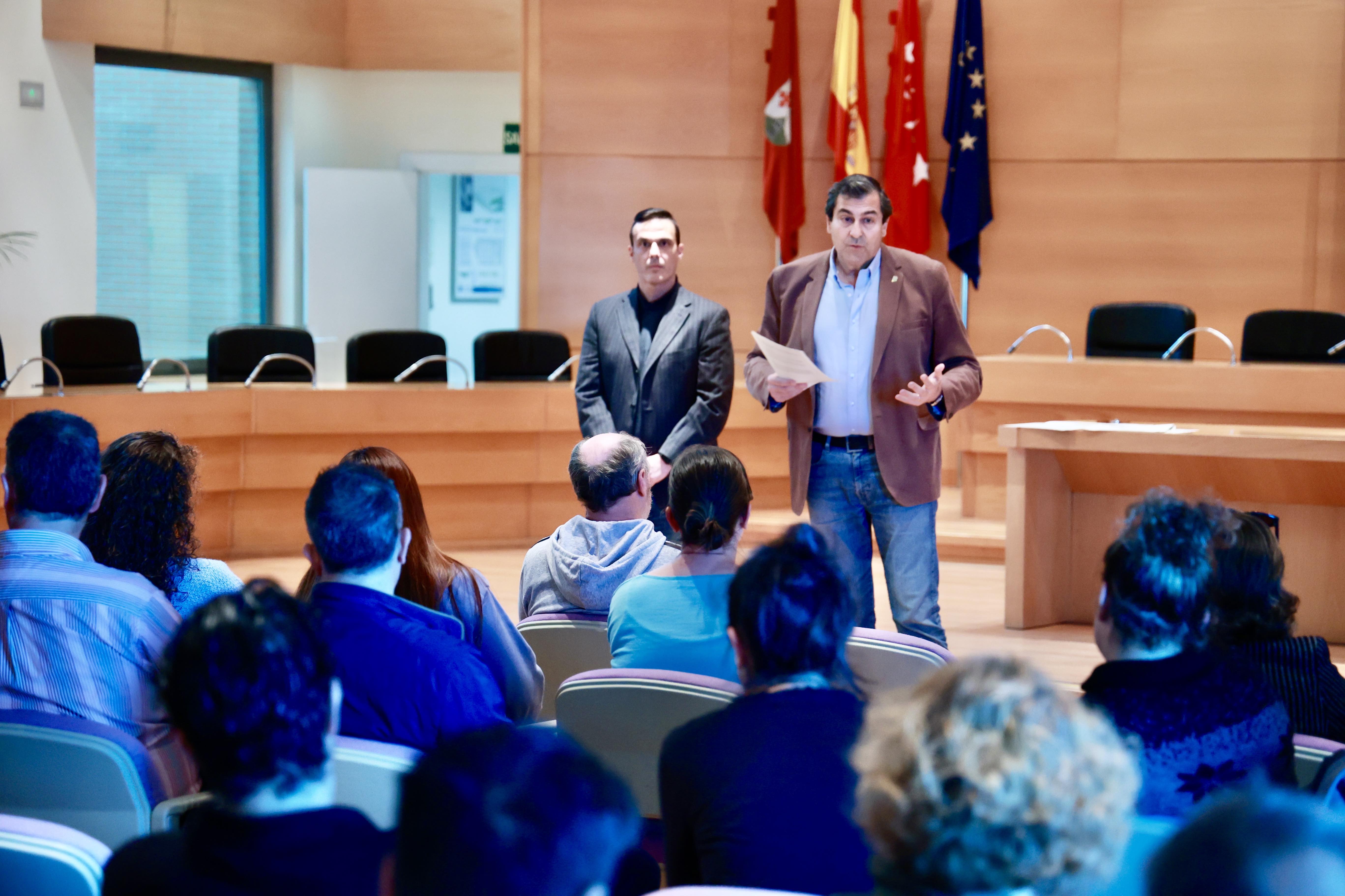 El concejal de Educación informó a las familias de las novedades recibidas por parte de la Consejería de Educación.