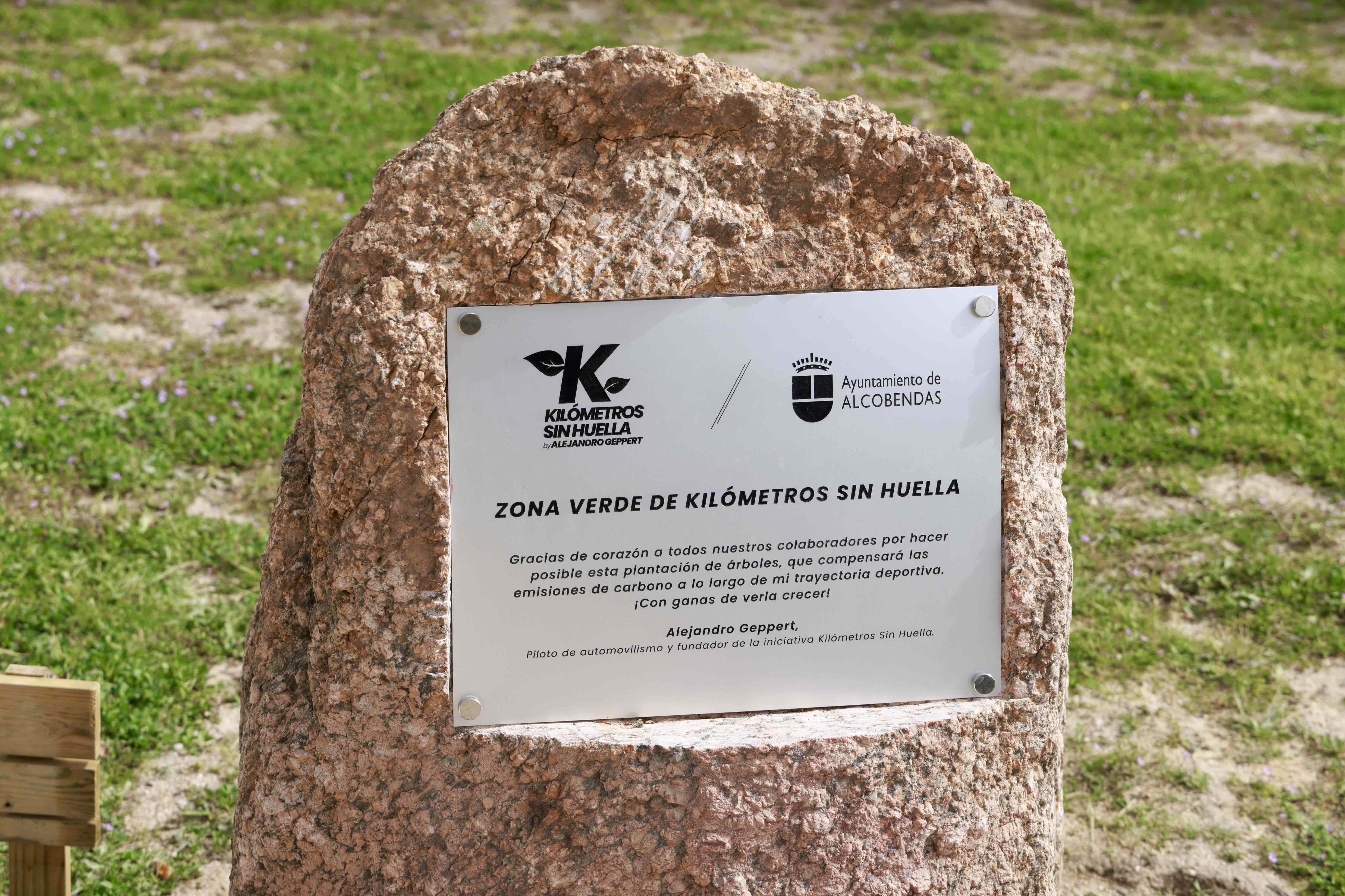 Un detalle de la placa donada por el Ayuntamiento de Alcobendas.