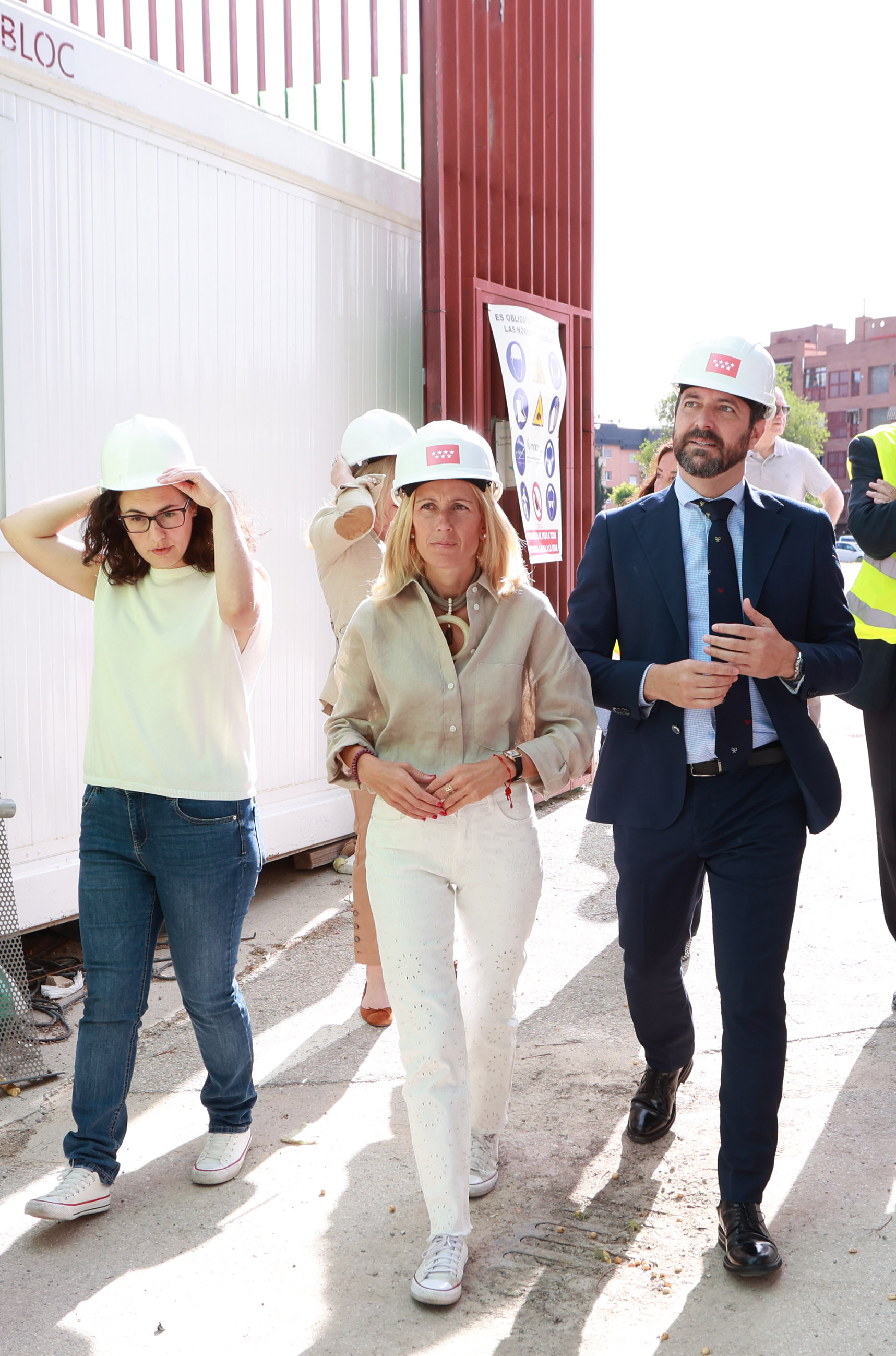 La alcaldesa y el viceconsejero de Educación visitaron la semana pasada las obras del colegio