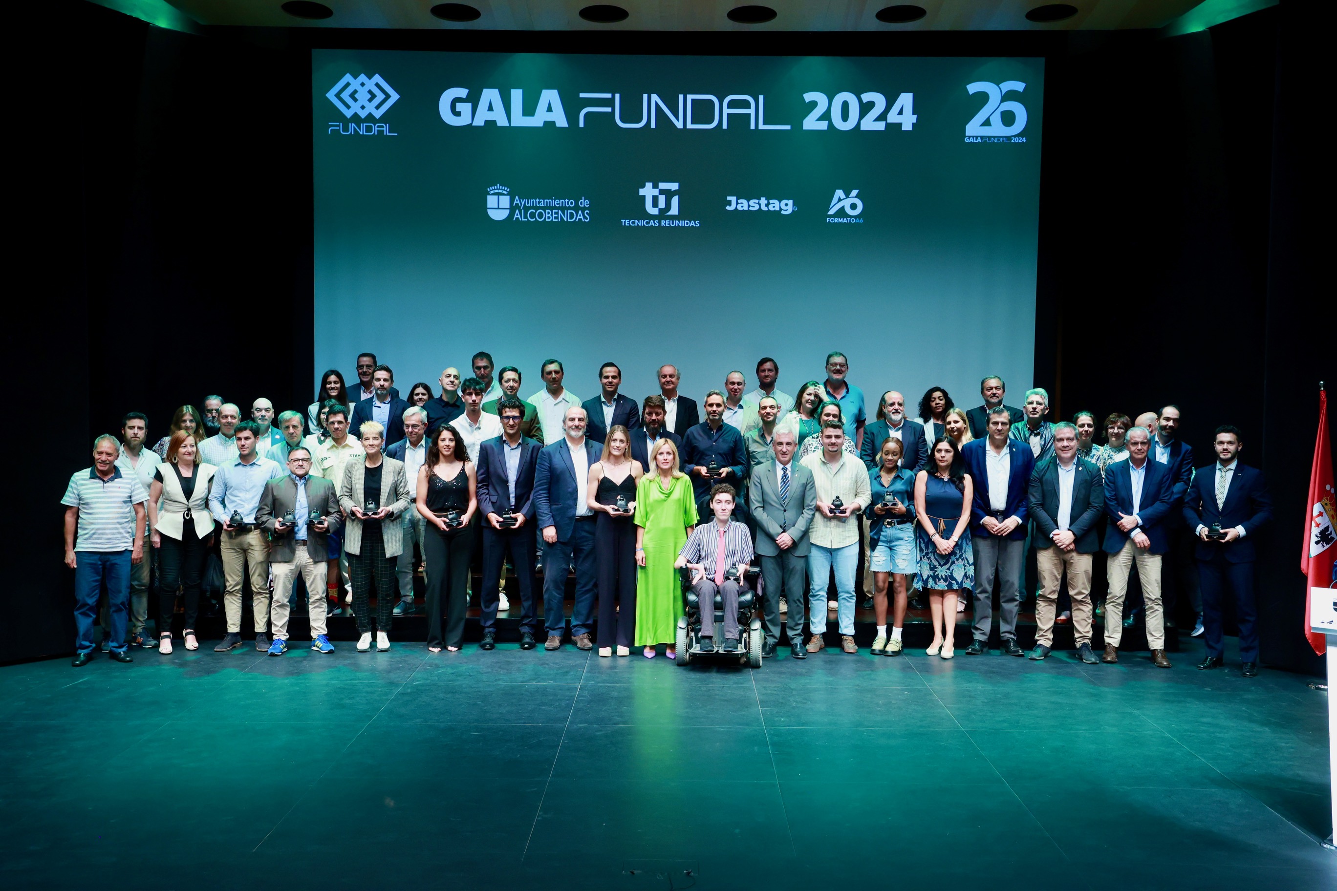 Foto de familia de todos los deportistas y patrocinadores que fueron premiados en esta gala