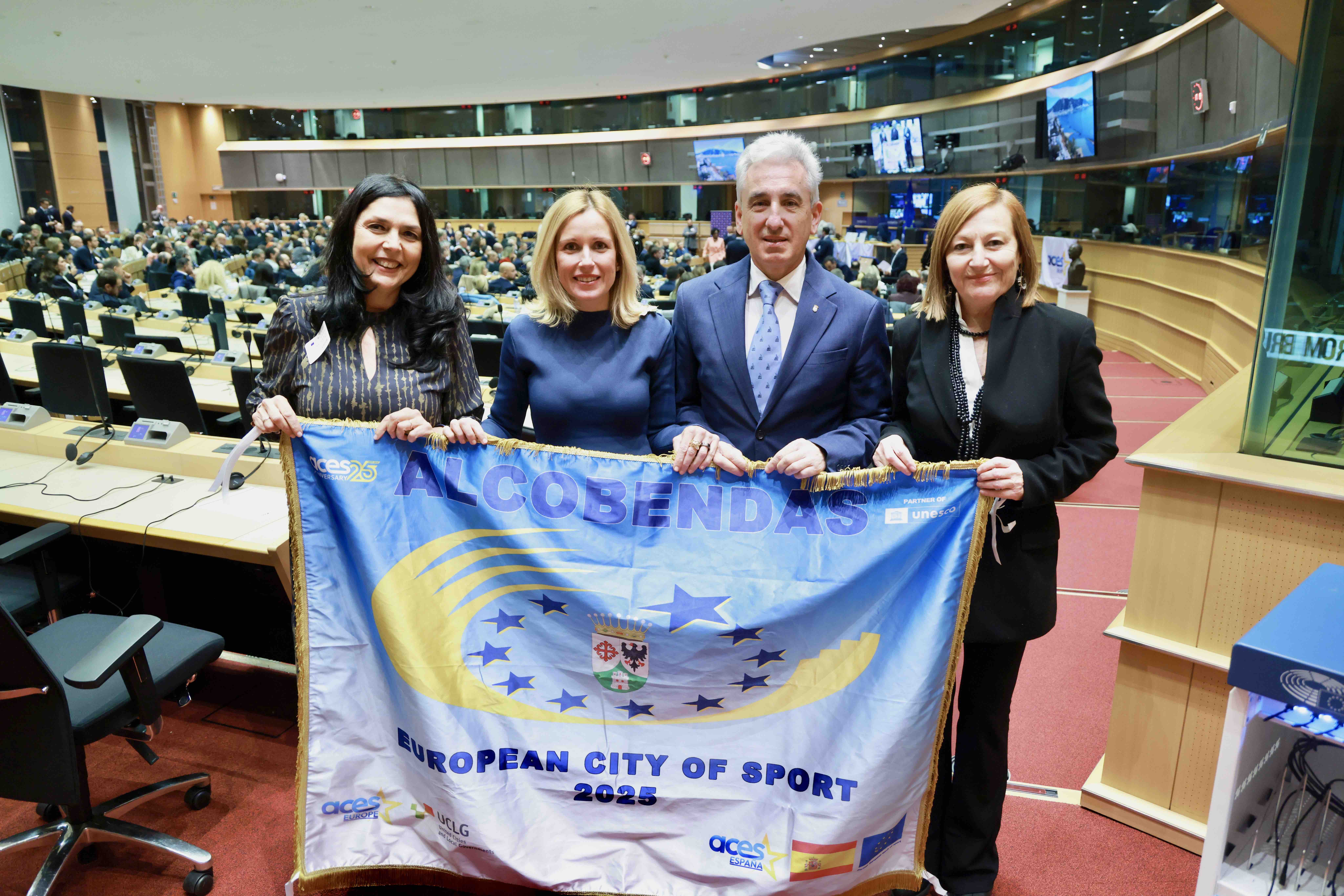 La alcaldesa y su equipo, felices tras recibir la acreditación oficial de Ciudad Europea del Deporte 2025
