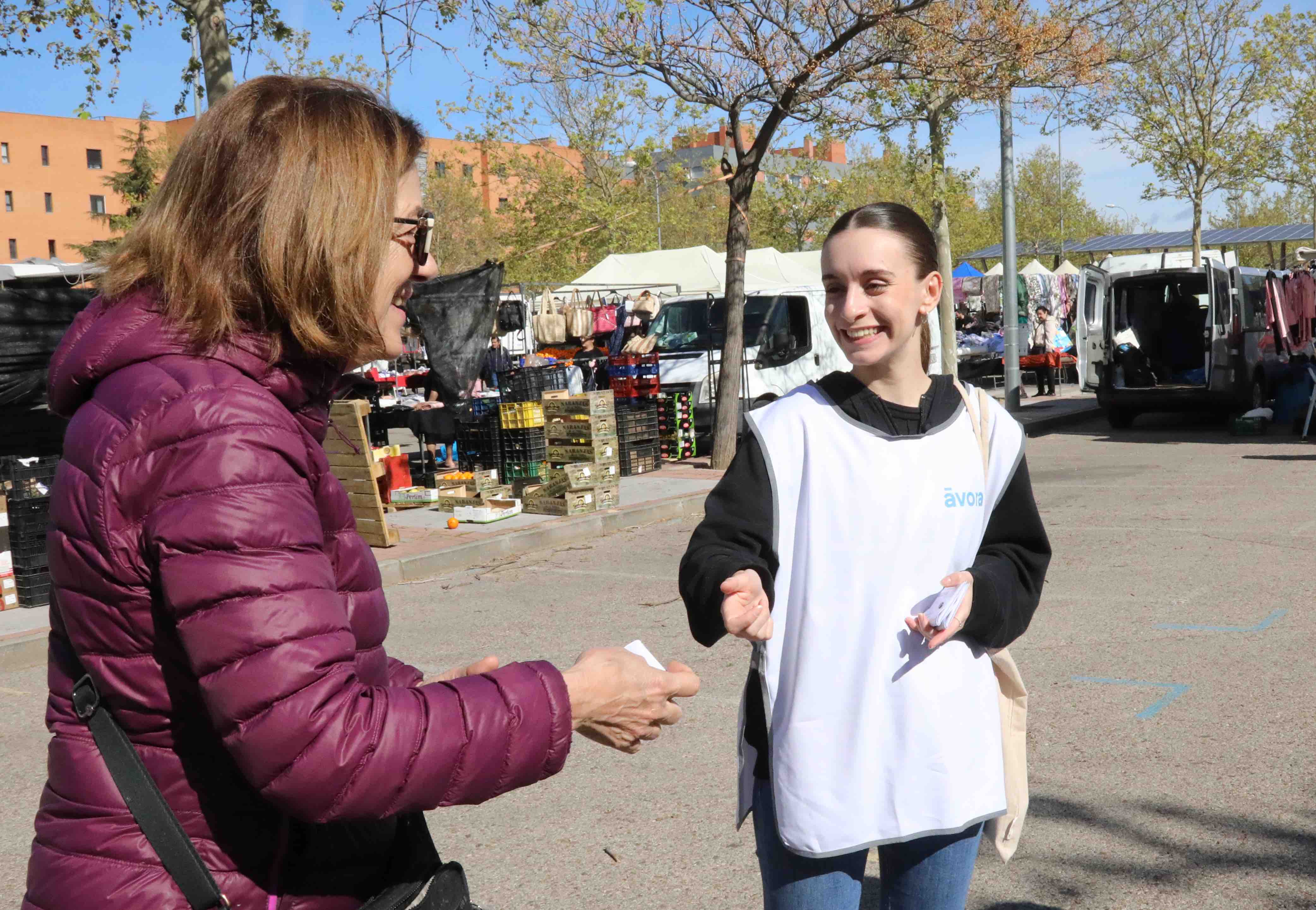 Los monitores explicaron a los ciudadanos el gran impacto que tienen las colillas en el medio ambiente.
