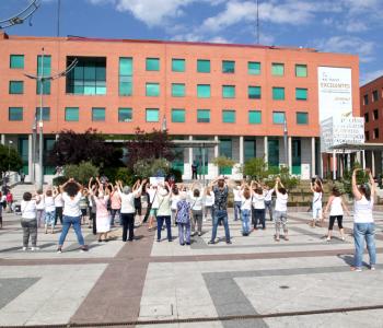 Semana del Mayor 2017 - Clase de Baile en la Plaza Mayor - Trasera de los participantes.