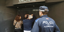 Los servicios de inspección clausurando un local tras esta campaña.