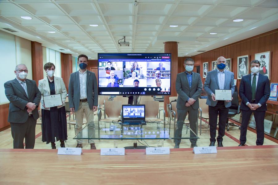 Encuentro con Embajadores Empresariales de Alcobendas - Posado de las autoridades municipales,  de la asociación empresarial y la pantalla de la reunión online.