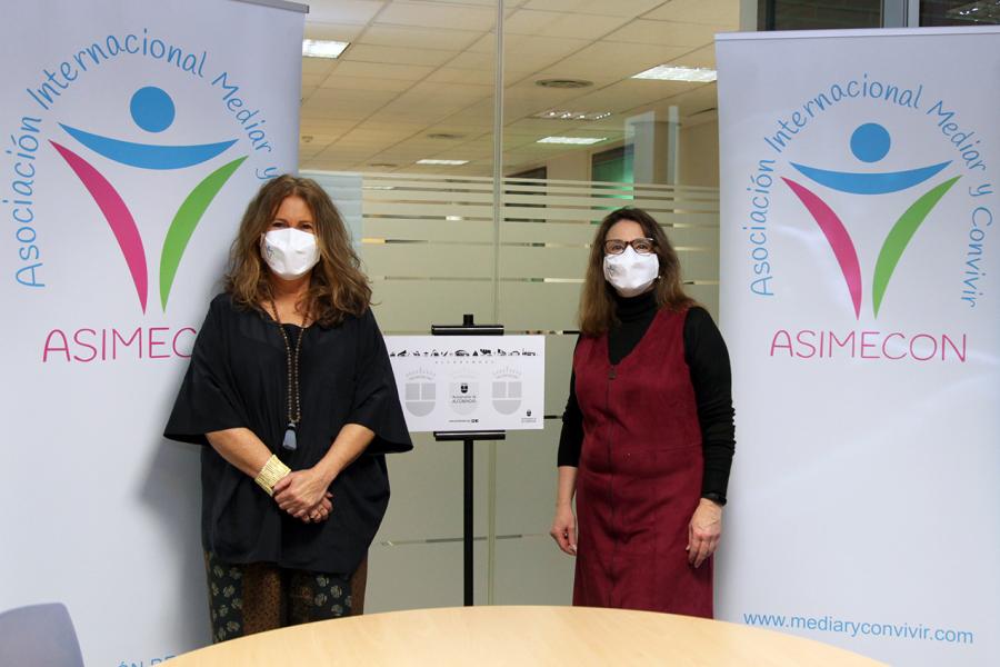 II Jornadas de Mediación Ciudad de Alcobendas -  Imagen de dos participantes con mascarilla junto al cartel de la jornada.