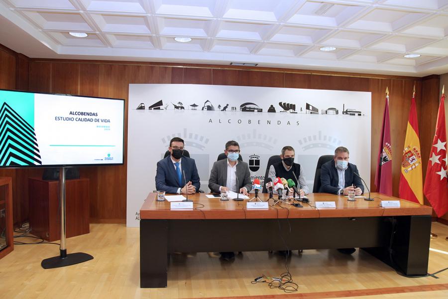 Rueda de prensa presentación resultados Encuesta de Calidad de Vida - Imagen de la mesa presidencial, donde se encuentran sentados todos los ponentes.