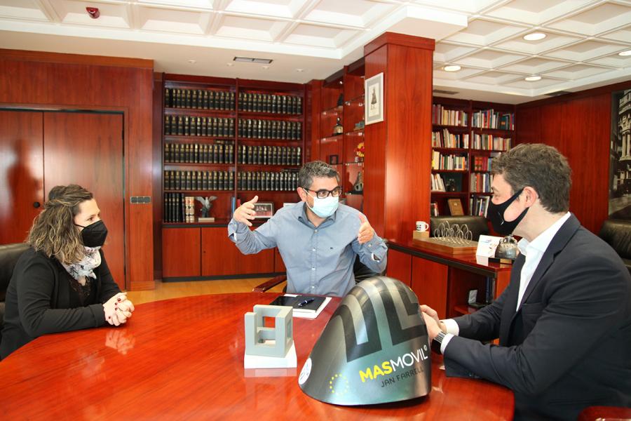 Alcalde Rafael Sánchez, concejala María Espín con Jan Farrell.