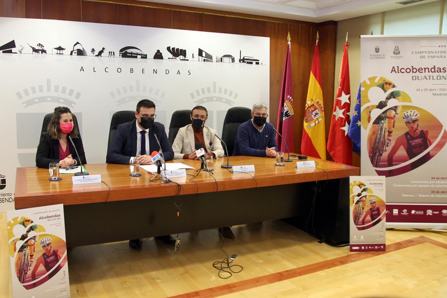 Presentación Campeonatos de España de Duatlón -  Imagen lateral de los presentadores del duatlón, las autoridades municipales y las federativas.