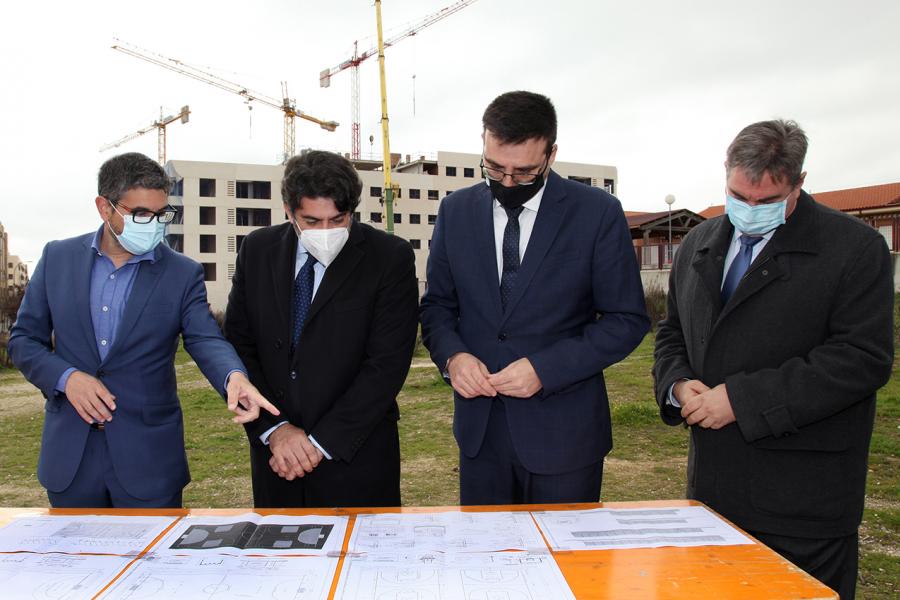 Consejero David Perez Garcia, Alcalde Rafael Sanchez Acera en la visita a la parcela donde se construirá una nueva Pista Polideportiva en Fuente Lucha - 2021