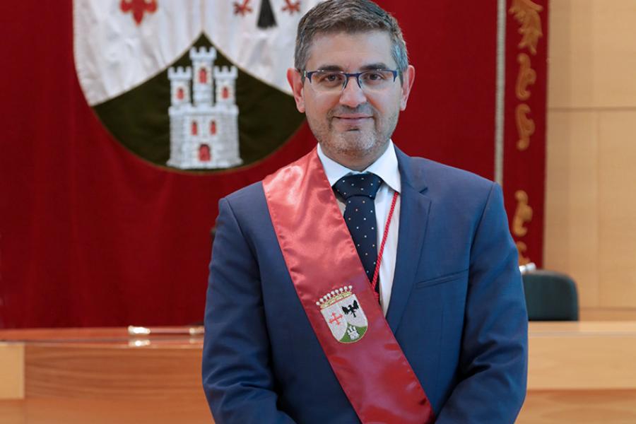 Alcalde Sánchez Acera posa ya investido