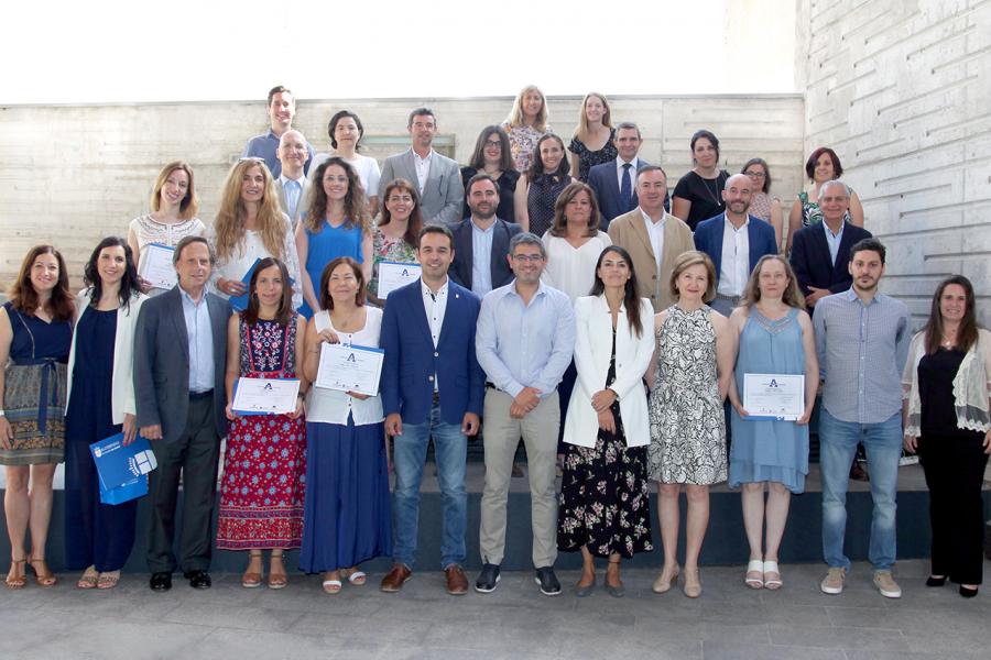 Entrega de reconocimientos VII edición Alcobendas Concilia y la VI edición Alcobendas Empresas por la Igualdad - Posado de todos los participantes,  las autoridades municipales y  al alcalde Sánchez  Acera. 