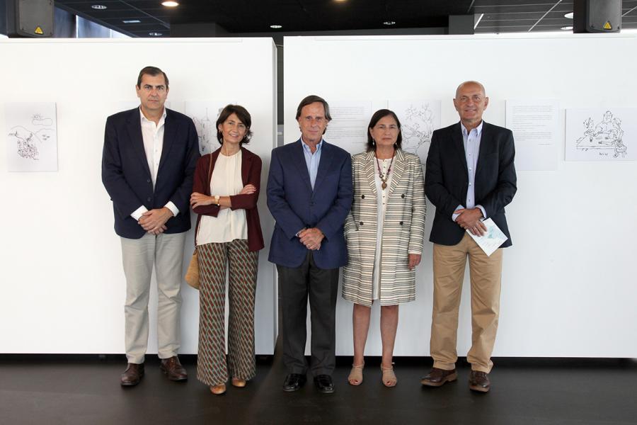 Inauguración de la exposición de dibujos de Miguel Delibes para la edición de 1960 de "El camino" - Imagen de todas las personalidades al acto posando delante de los dibujos expuestos.