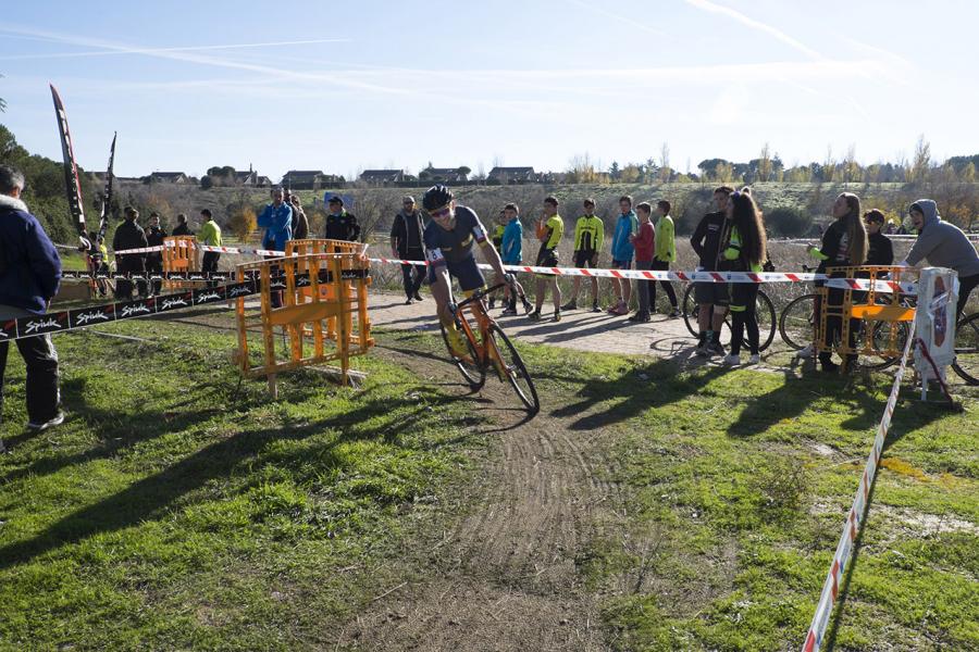 Campeonato de Madrid de Ciclocross - Imagen de un ciclista durante la carrera.