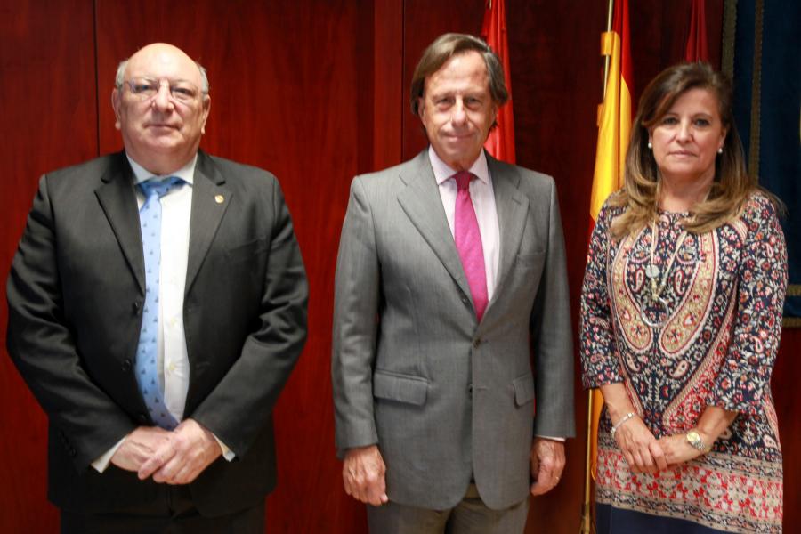 Firmantes posan tras la firma