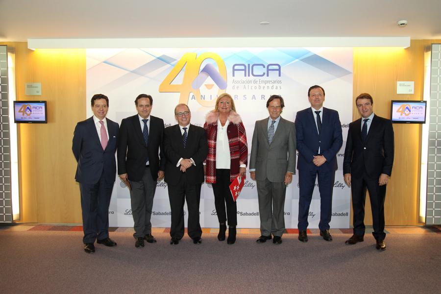 40º Aniversario de AICA - El alcalde García de Vinuesa junto con miembros de la AICA.