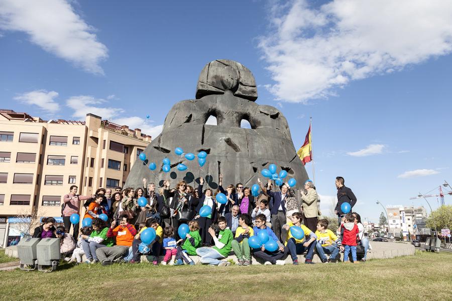 Día Mundial del Autismo en APAMA - Imagen de personas posando junto a la gran Menina de Alcobendas.