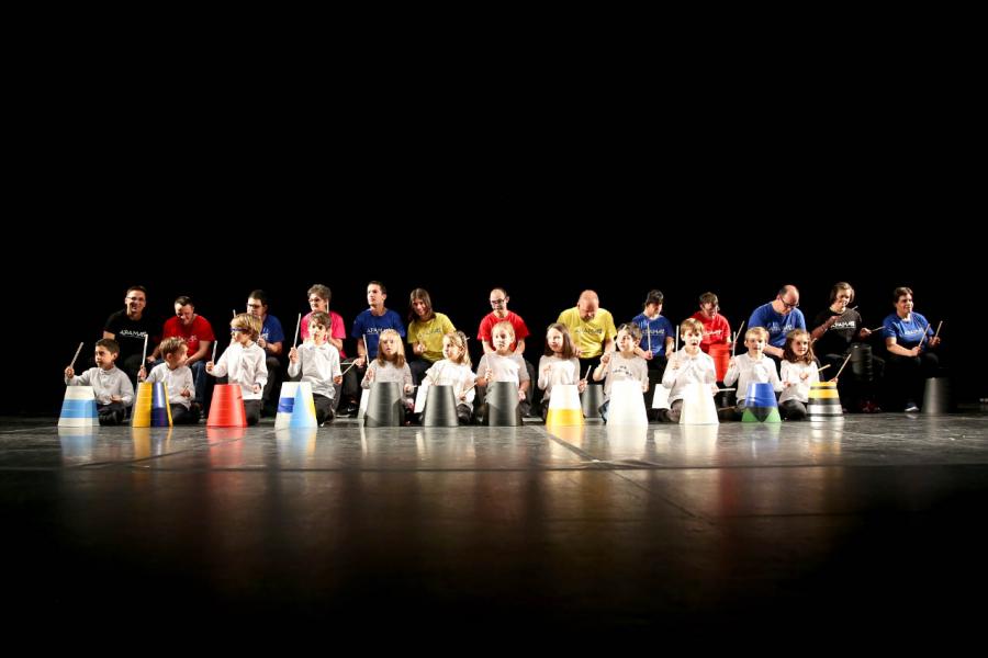 Detalle de la foto, niños y adultos tocando percusión. Gala Benéfica APAMA - Ballet de Ángela Garrido - 2020