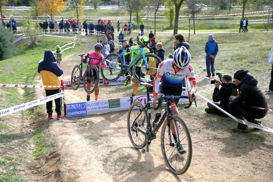 Ciclistas saltando obstáculo . VIII Ciclocross Ciudad de Alcobendas - 2019
