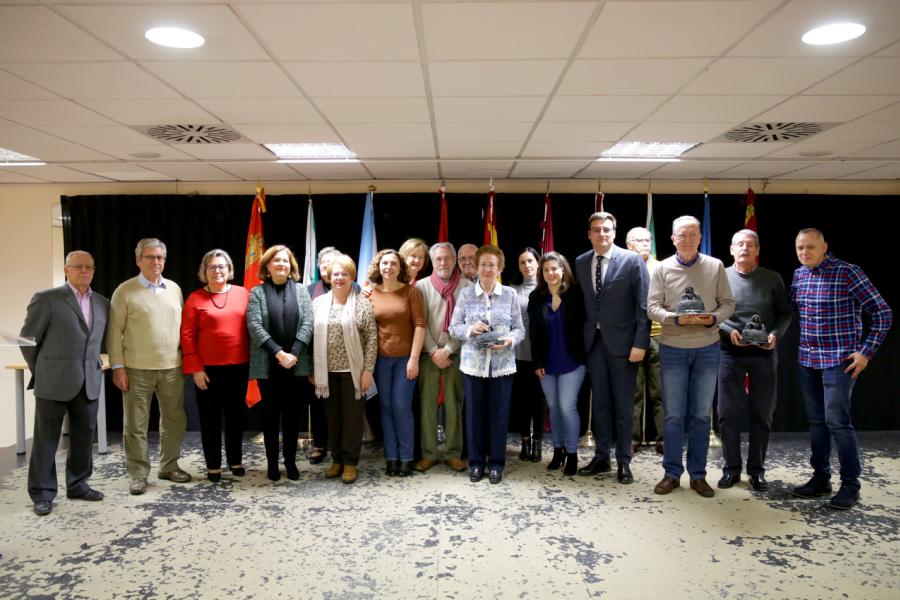 Concejal Miguel Angel Arranz y participantes . Premios de Poesía de las Casas Regionales - 2019