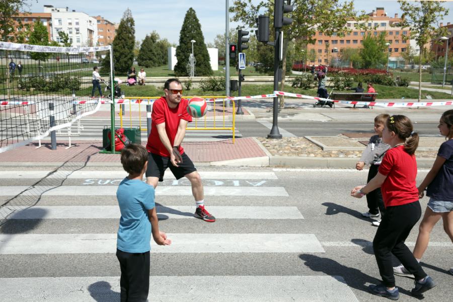 Niños jugando al voleibol con monitor