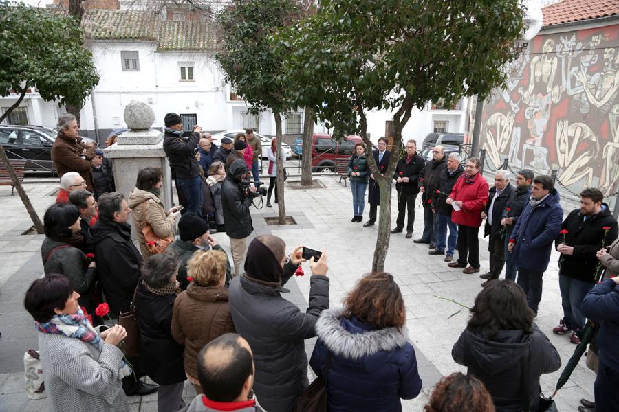 Ofrenda Floral en Memoria de los Abogados de Atocha - Imagen de personas asistentes al acto, todas con un clavel rojo en la mano.