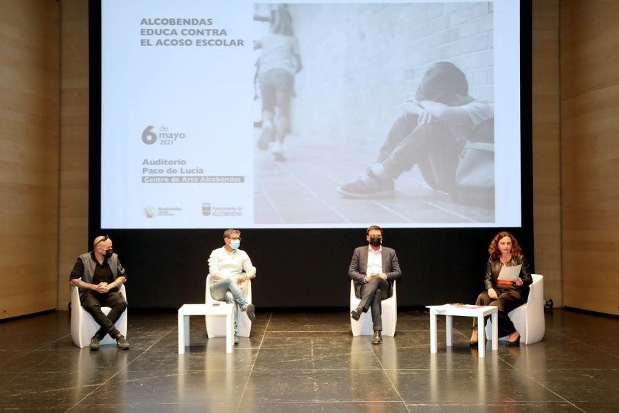 Jornada contra el Acoso Escolar - Imagen de los participantes en la jornada contra el Acoso Escolar en el escenario.
