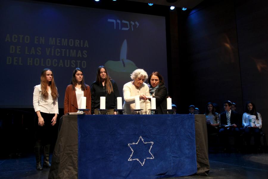 Acto en Memoria de las Víctimas del Holocausto - Encendido de velas.